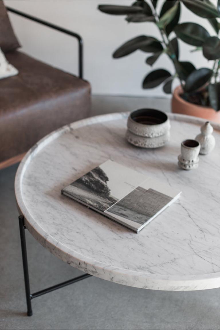 Table basse Marquina en Carrare par Croft House Neuf - En vente à Los Angeles, CA