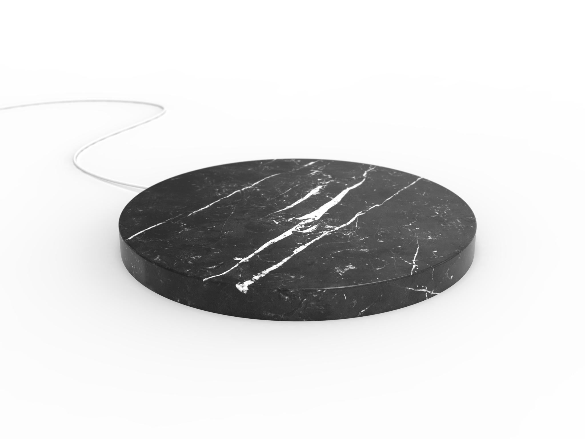 Un socle en marbre,
qui rechargent rapidement votre téléphone, d'un coup de baguette magique.
 
Un cercle, 
une pierre, 
réalisé avec le soin que requiert le marbre.

Une puissante technologie de charge sans fil garantit une alimentation électrique