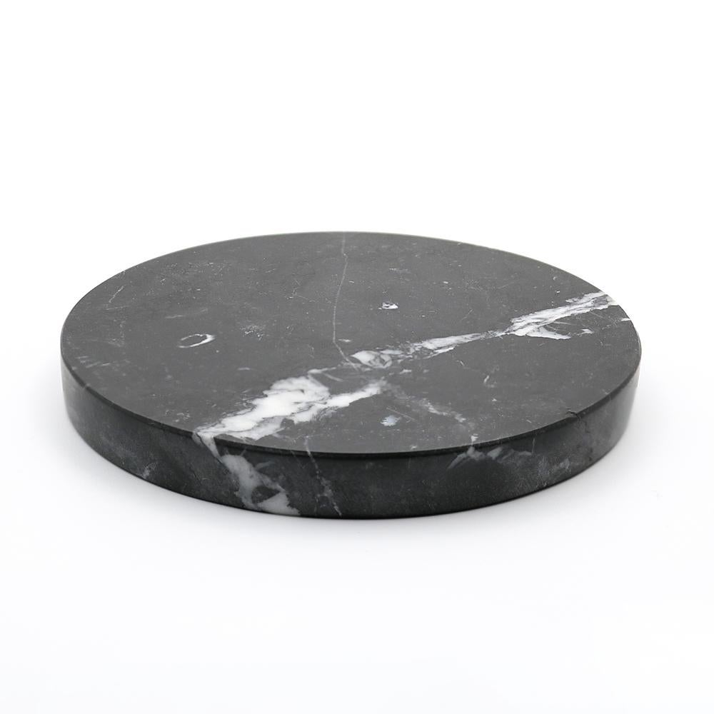 Un socle en marbre,
qui rechargent rapidement votre téléphone, d'un coup de baguette magique.
 
Un cercle, 
une pierre, 
réalisé avec le soin que requiert le marbre.

Une puissante technologie de charge sans fil garantit une alimentation électrique