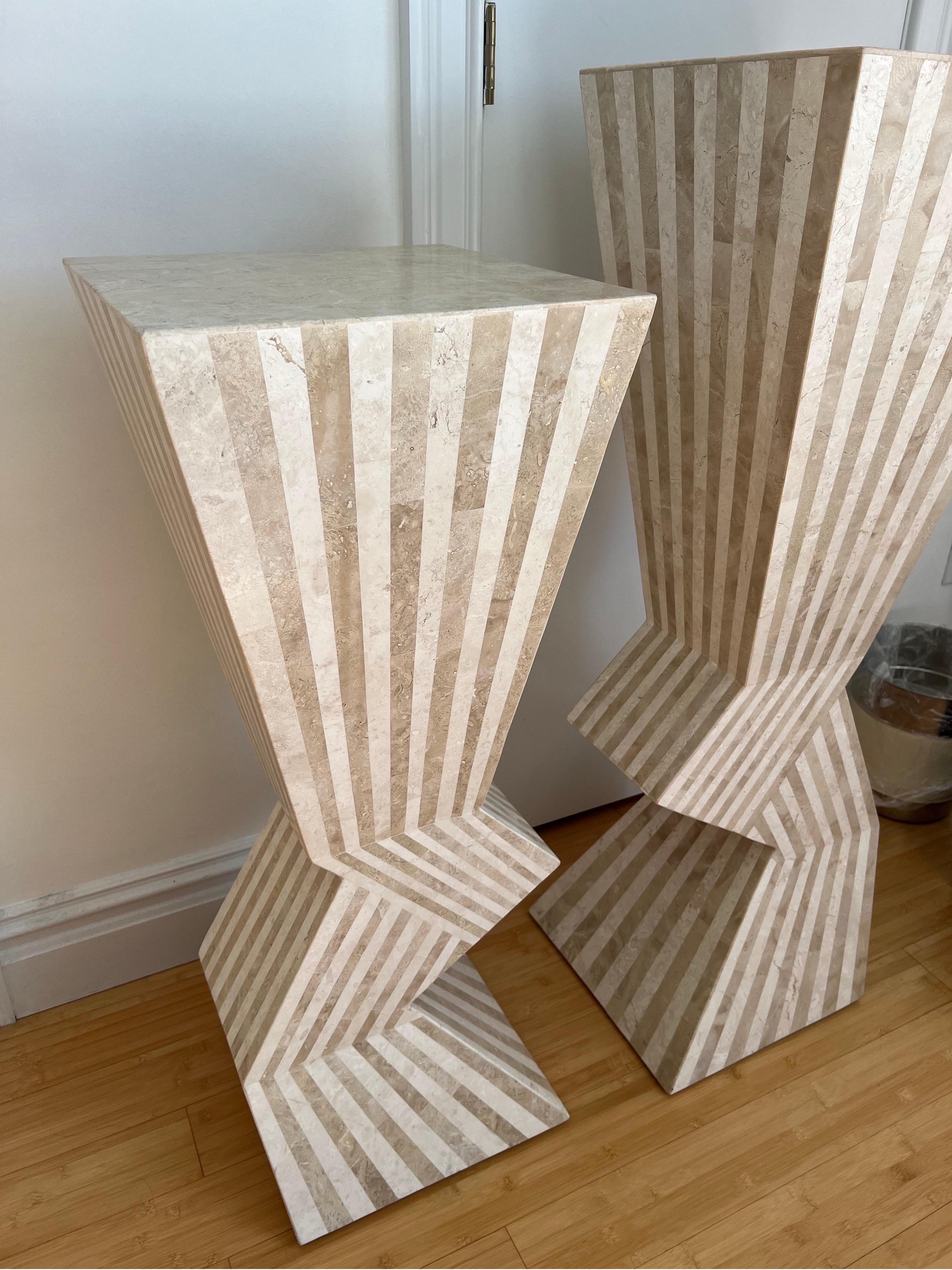1980s Marquis Collection of Beverly Hills Zig Zag Travertin Stein Display Sockel - ein Paar

Abmessungen der kurzen Version: 36.25H 14.25x14.25

Abmessungen der hohen Variante: 42.25H 14.25x14.25


