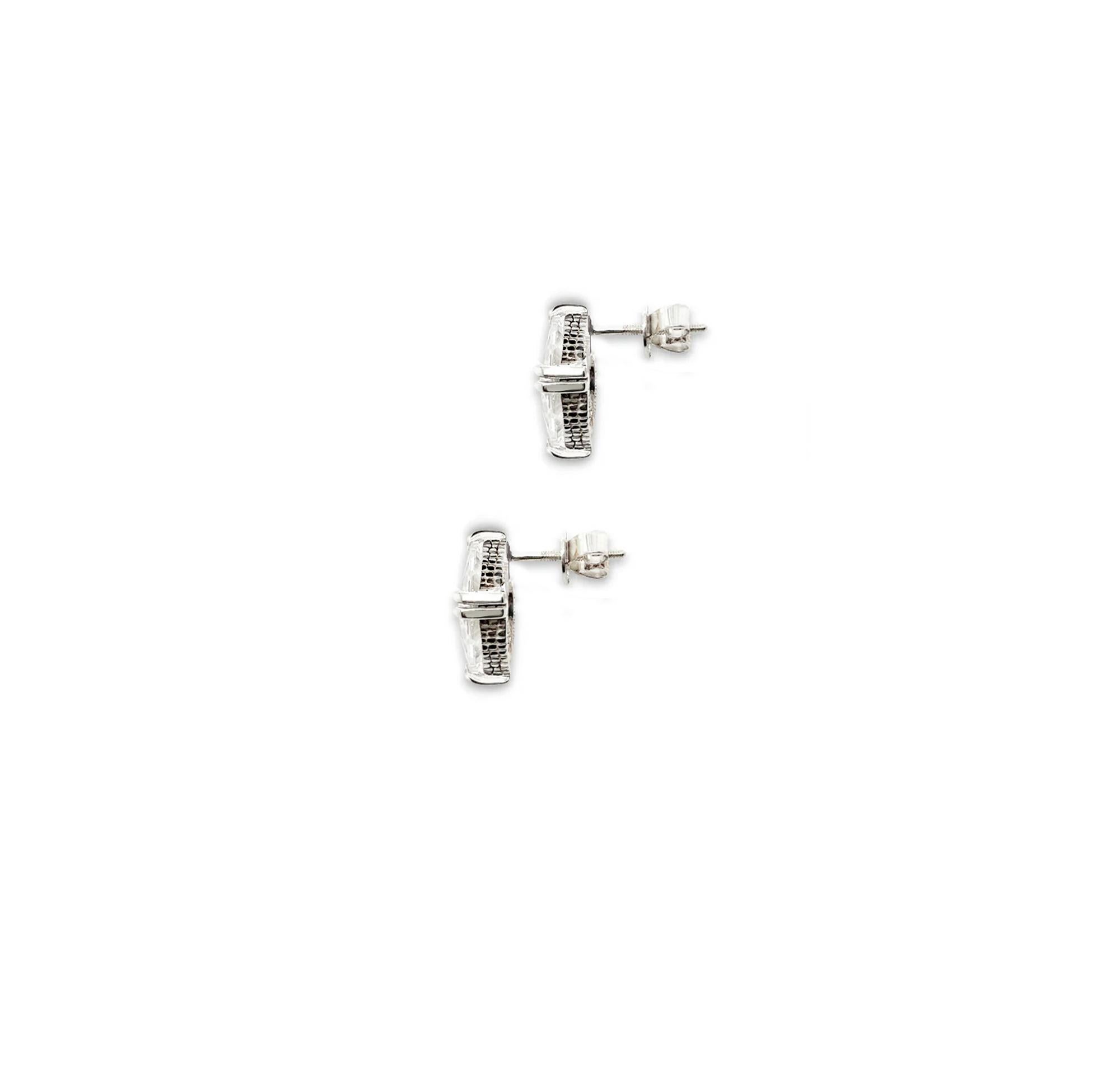 
Boucles d'oreilles en crocodile OHLIGUER avec diamants taillés en marquis. Ces boucles d'oreilles en or blanc 18 ct sont dotées de griffes talonnantes et du filigrane de crocodile caractéristique qui confère à votre look une touche emblématique, de
