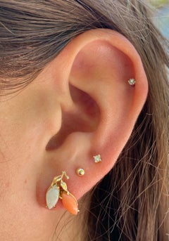 Boucles d'oreilles en or jaune 14K avec opale taillée en marquis et corail en forme de grappe de raisin