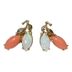 Opal im Marquis-Schliff und Korallen-Traubenohrstecker aus 14K Gelbgold