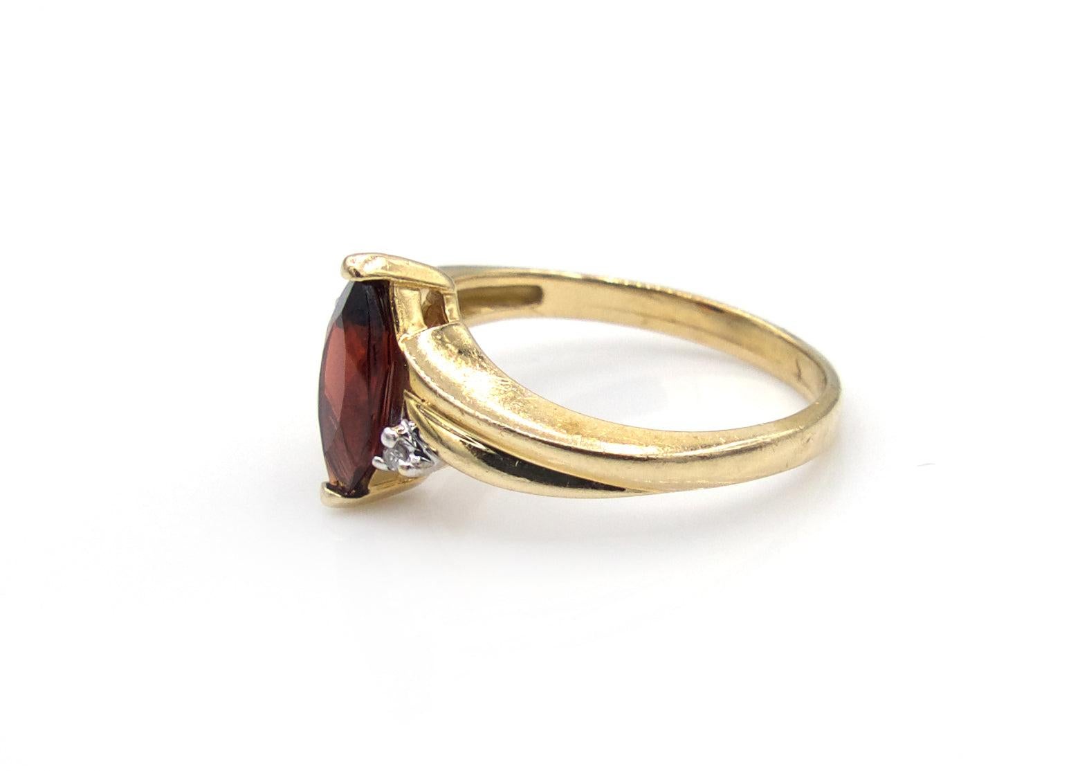 Dieser zierliche Ring ist in der Mitte mit einem tief gefärbten Granat in Marquisform besetzt. Der Granat wird asymmetrisch von 2 Diamanten im Rundschliff flankiert, die in das wellenförmige 14K-Goldband übergehen.

2.7g

größe 6.5

2.7g

größe 6.5
