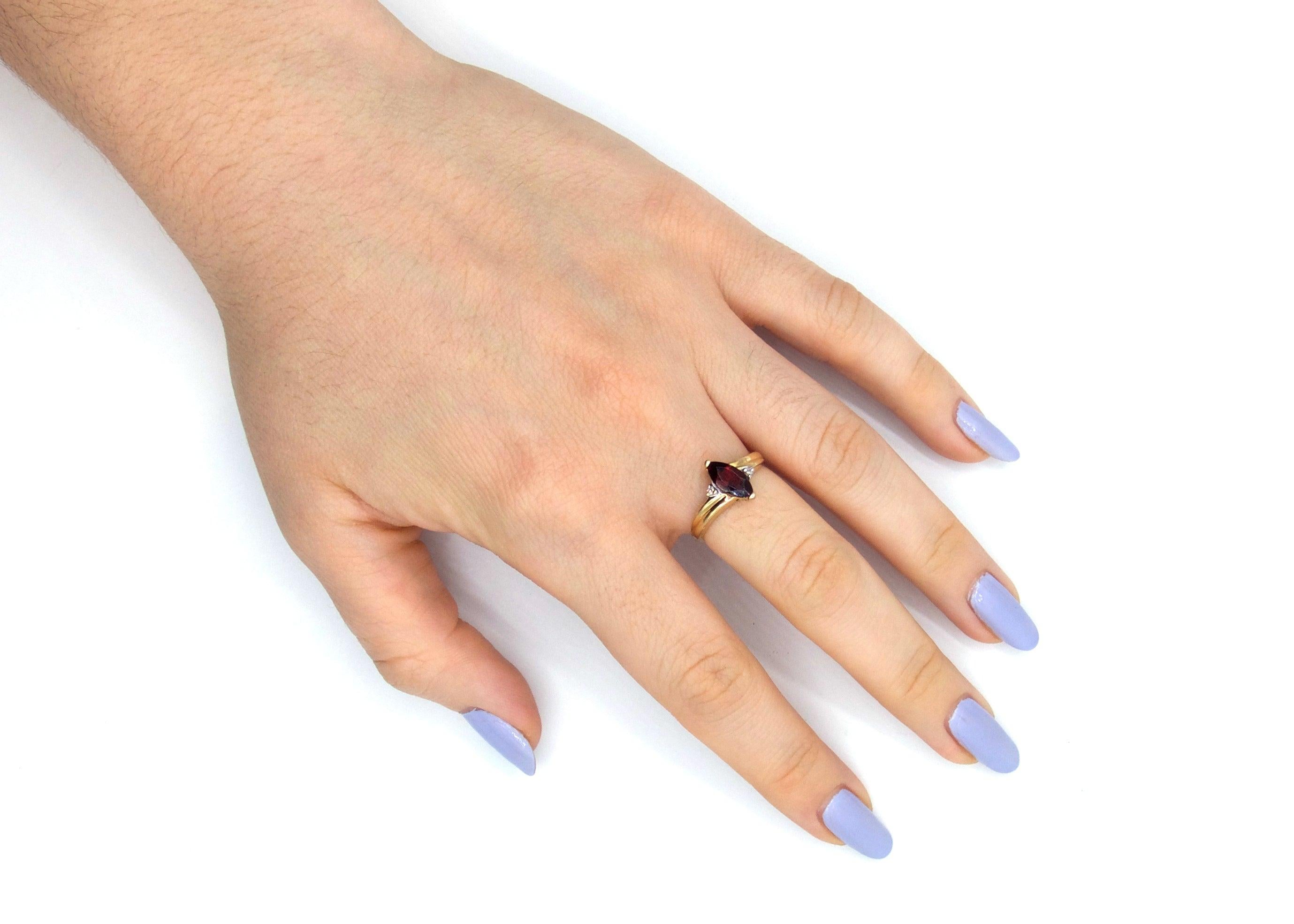 Ring mit Granat im Marquis-Stil (Marquiseschliff) im Angebot