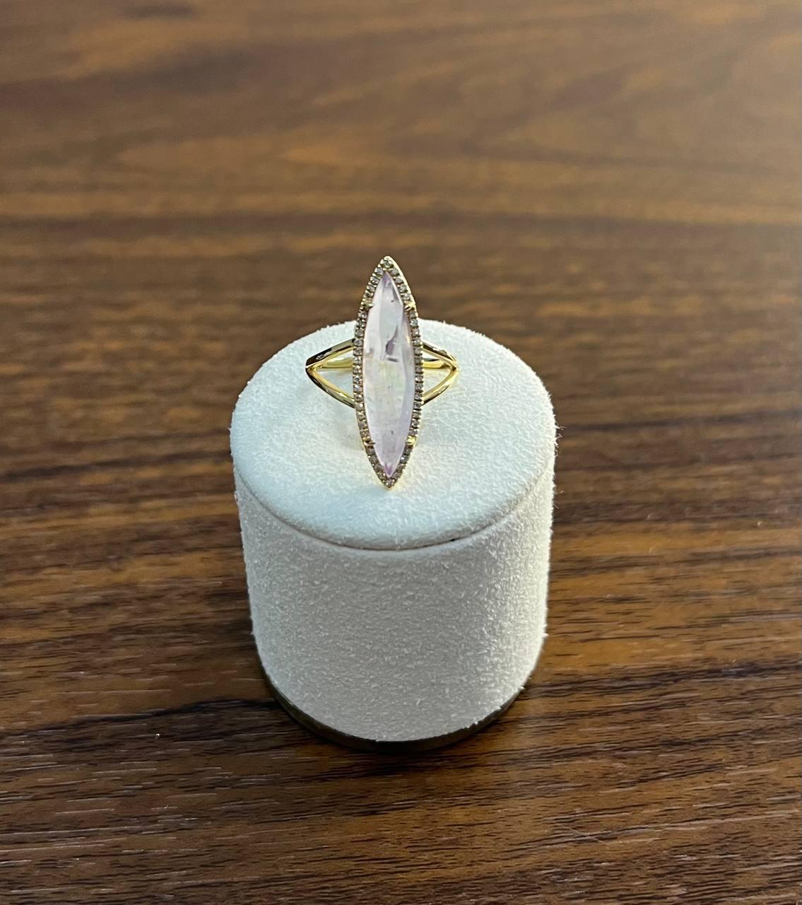 Un anillo llamativo y elegante con una amatista violeta clara en forma de marquesa de 4,5 quilates con un matiz sutil y translúcido. Tamaño 24X5,9 MM.

El anillo está acentuado con 0,14 quilates de diamantes redondos talla brillante, delicadamente