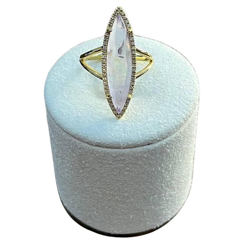 Anillo marqués de oro amarillo 14 con halo de diamantes amatista violeta claro en venta