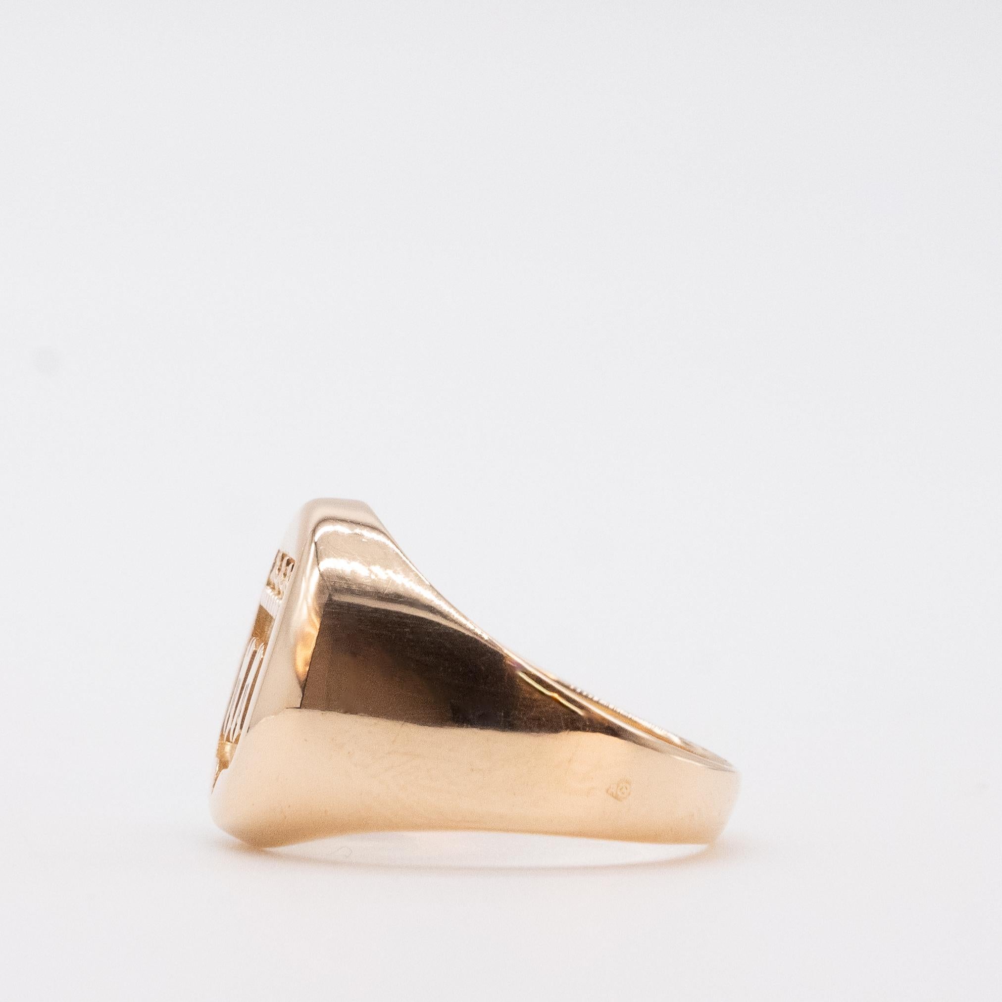 Discover our Marquis signet ring. Precisely crafted from 5.29 grams of 18-carat yellow gold, this ring combines sophistication and style.

A signet ring in 11x13mm format, with a slender, shapely body. This ring is ideal for young girl's