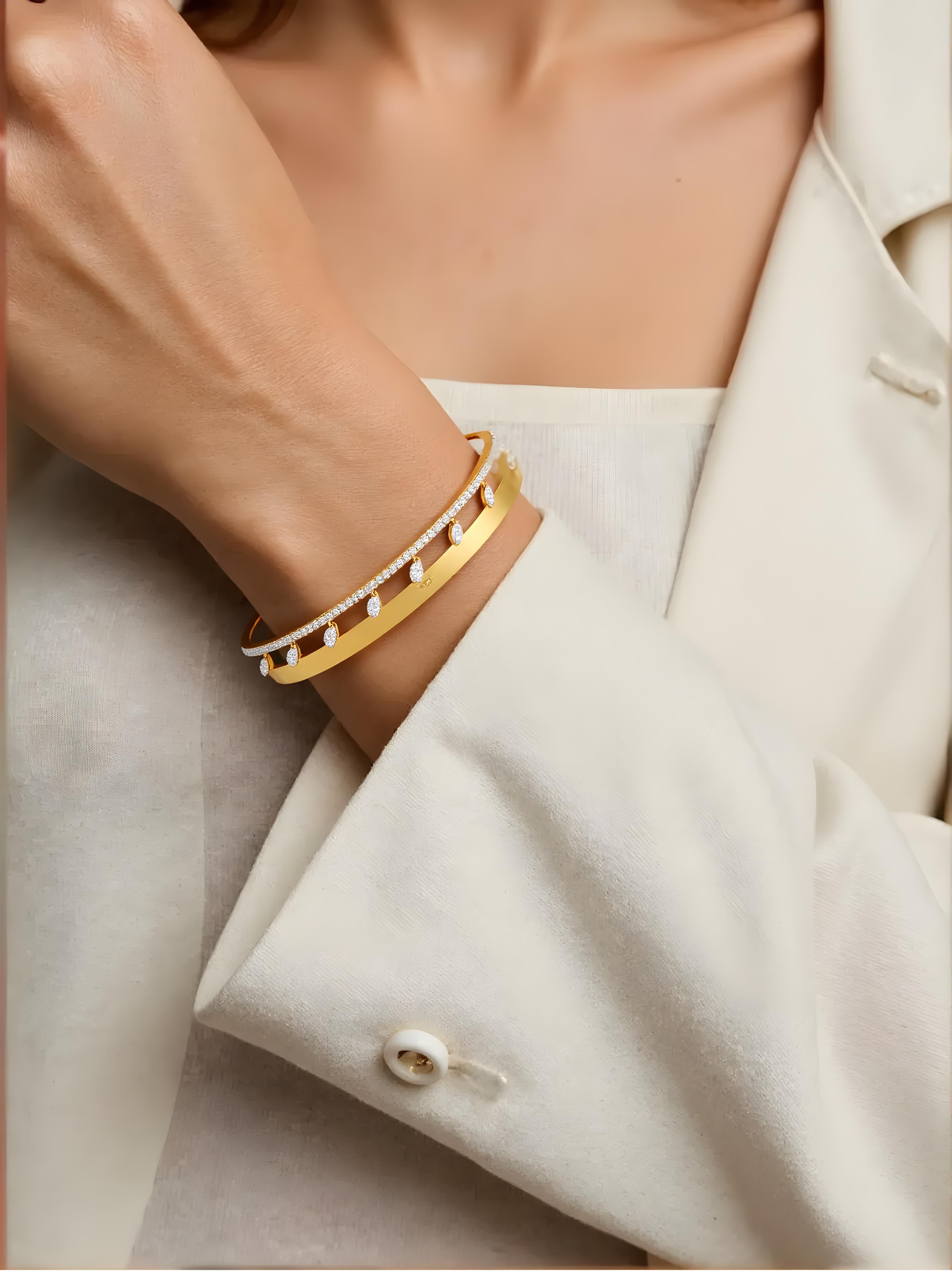 Bracciale Marquise 1,30 Carati SI Clarity HI Color Diamond 14k Yellow Gold Realizzato con una fascia in oro rosa elegante e resistente, questo elegante bracciale presenta una struttura a doppia fascia per una maggiore profondità. La parte anteriore