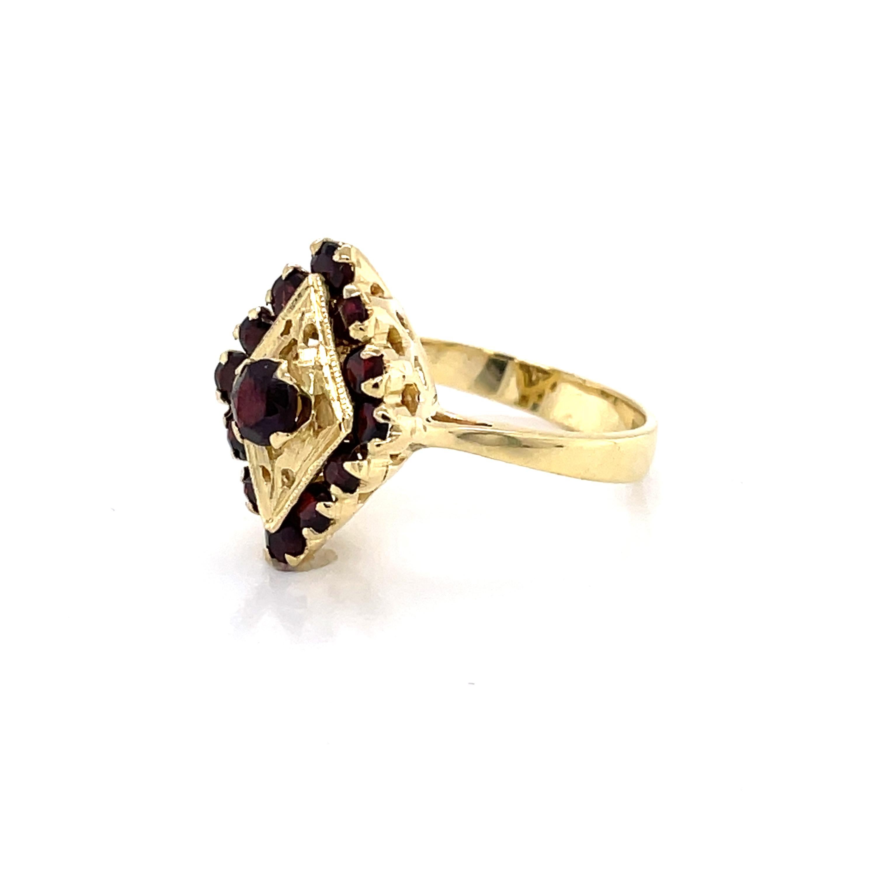 18 Karat Gelbgold Granat-Ring im Marquiseschliff im Zustand „Gut“ im Angebot in Mount Kisco, NY