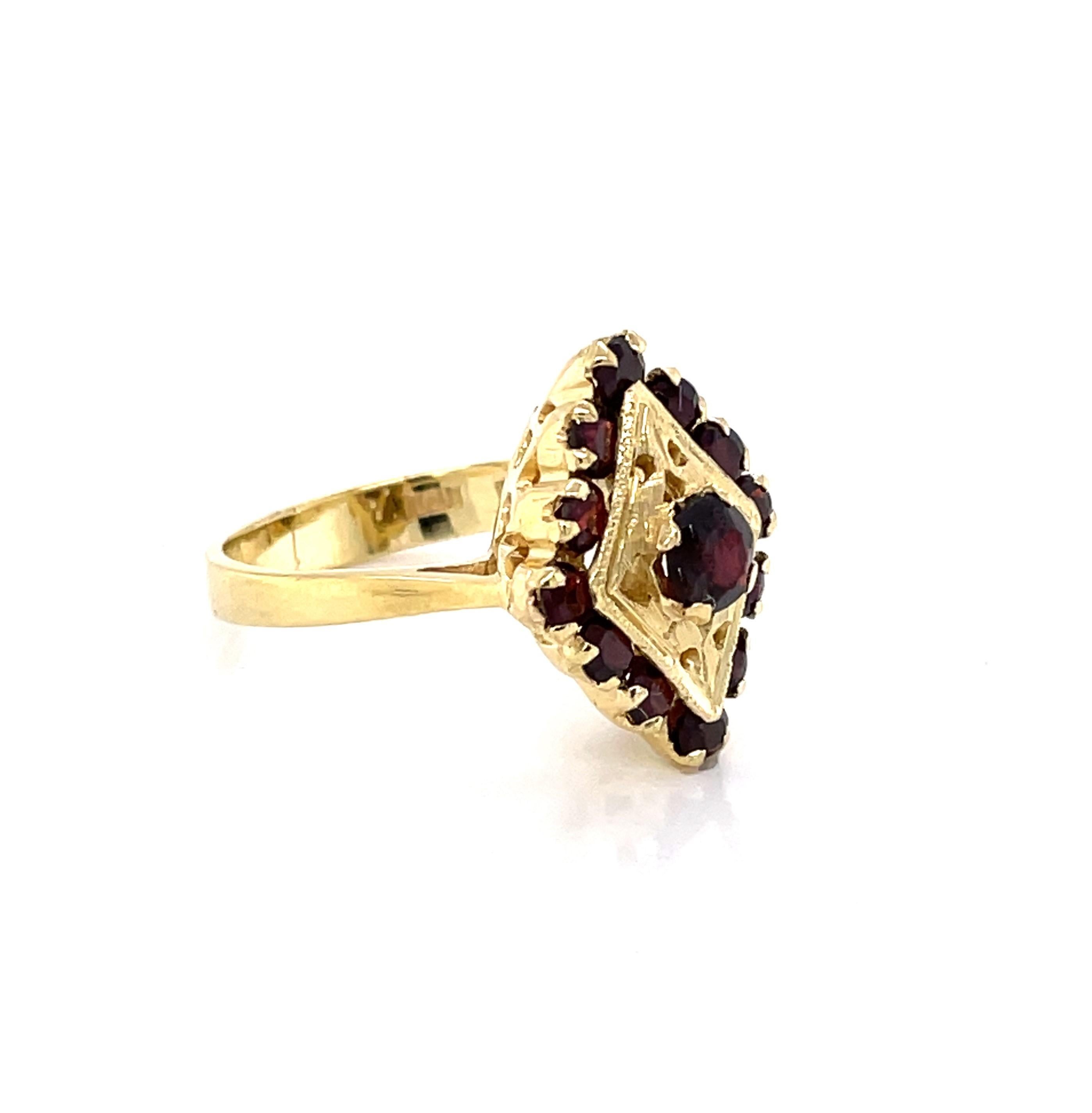 18 Karat Gelbgold Granat-Ring im Marquiseschliff Damen im Angebot