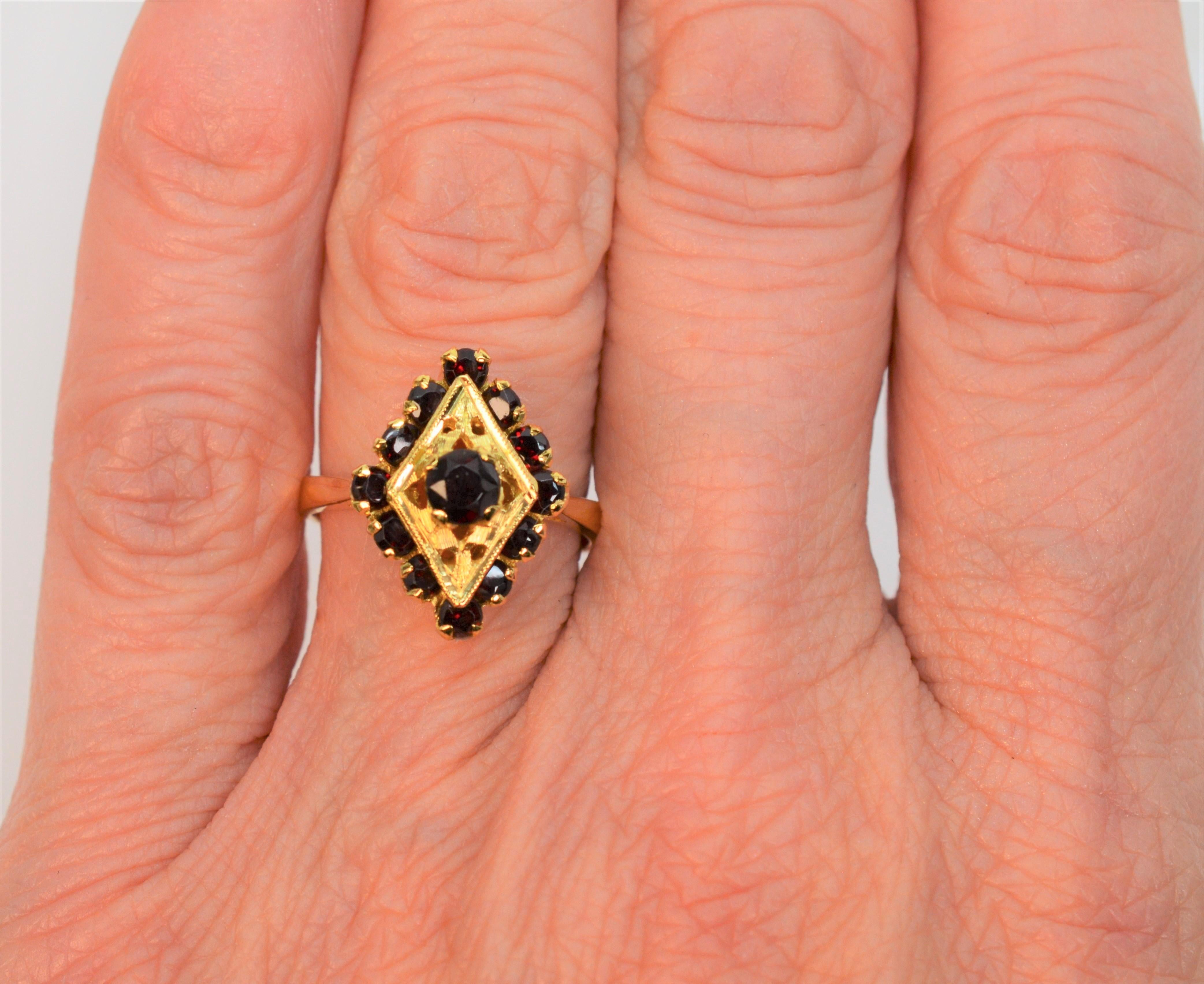 Marquise 18 Karat Yellow Gold Garnet Ring For Sale 2