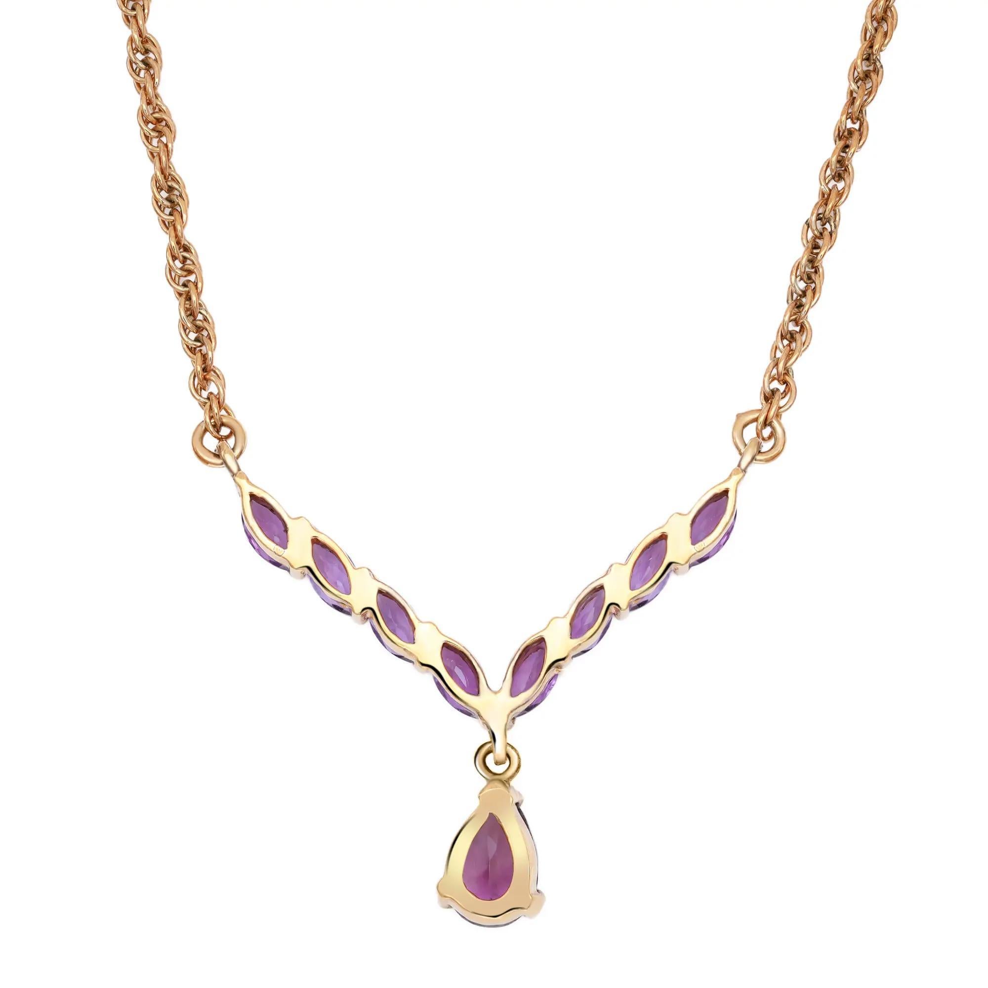 Questa bellissima collana è impreziosita da 9 ametiste a forma di pera e di marquise con incastonatura a perno per un peso di 3,00 carati in formazione a Y. Realizzato in argento 925. Viene fornito con una chiusura ad anello con ulteriori passanti