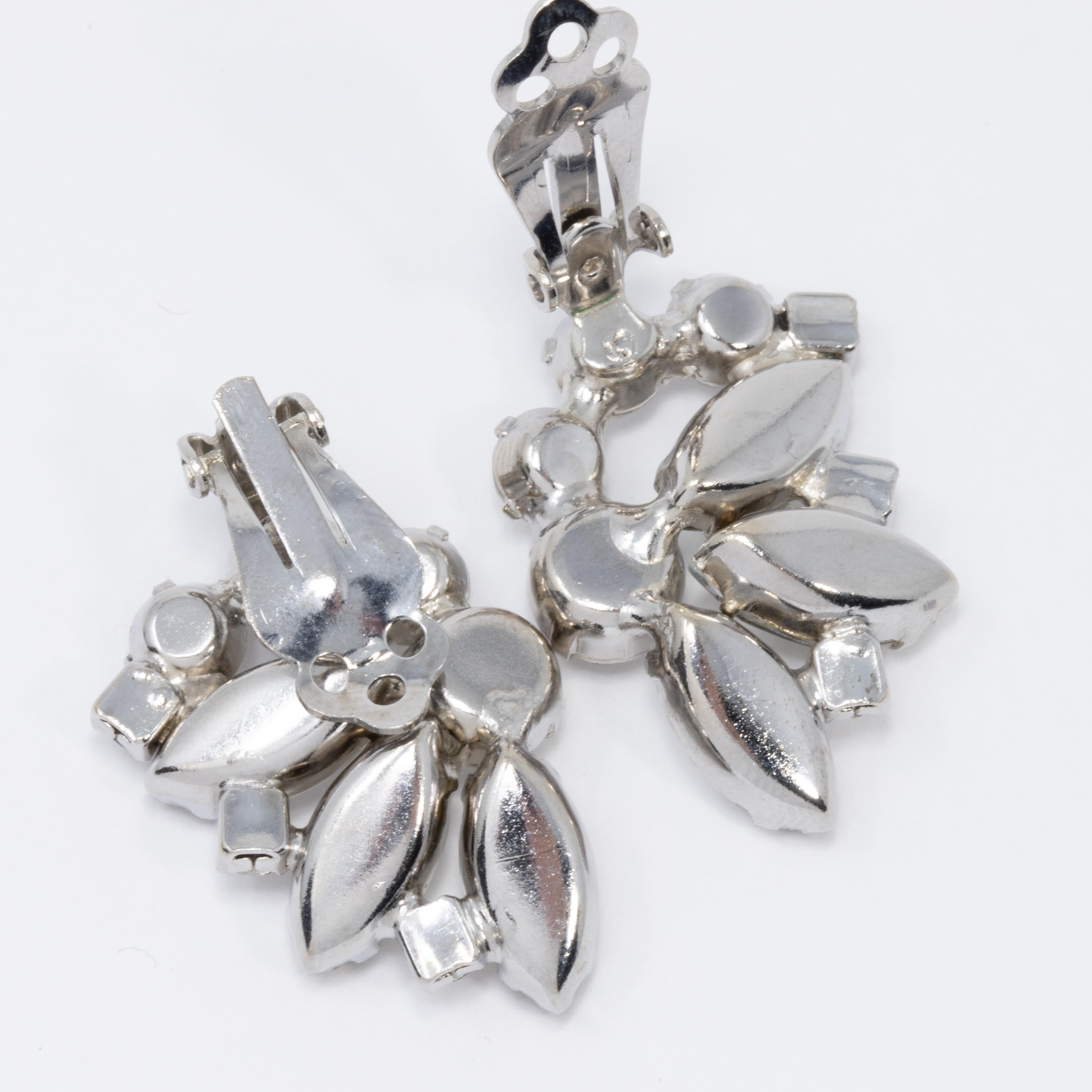 Marquise- und runde Kristall-Cluster-Ohrringe und Anstecknadel in Silber, Vintage im Angebot 3