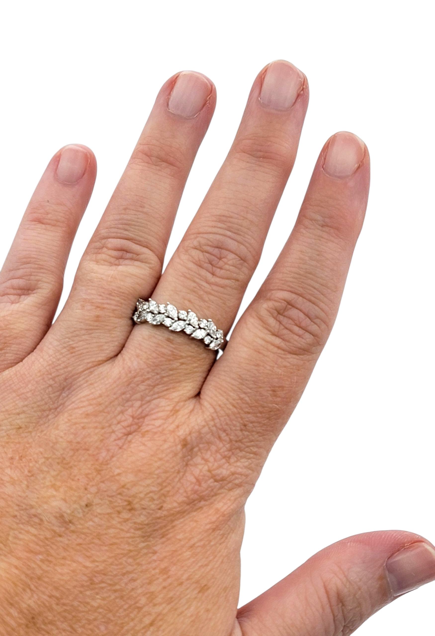 Anello a fascia con diamanti taglio marquise e rotondo in oro bianco lucido 18 carati in vendita 4
