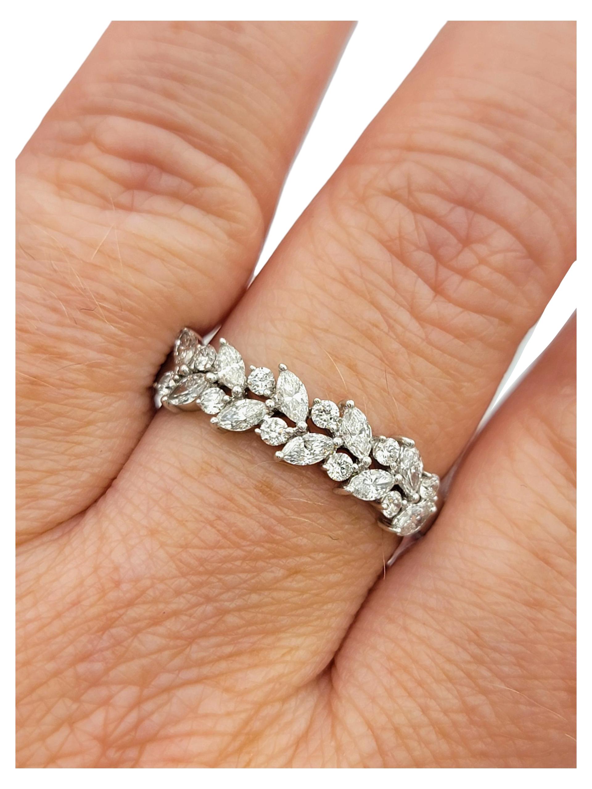 Anello a fascia con diamanti taglio marquise e rotondo in oro bianco lucido 18 carati in vendita 5