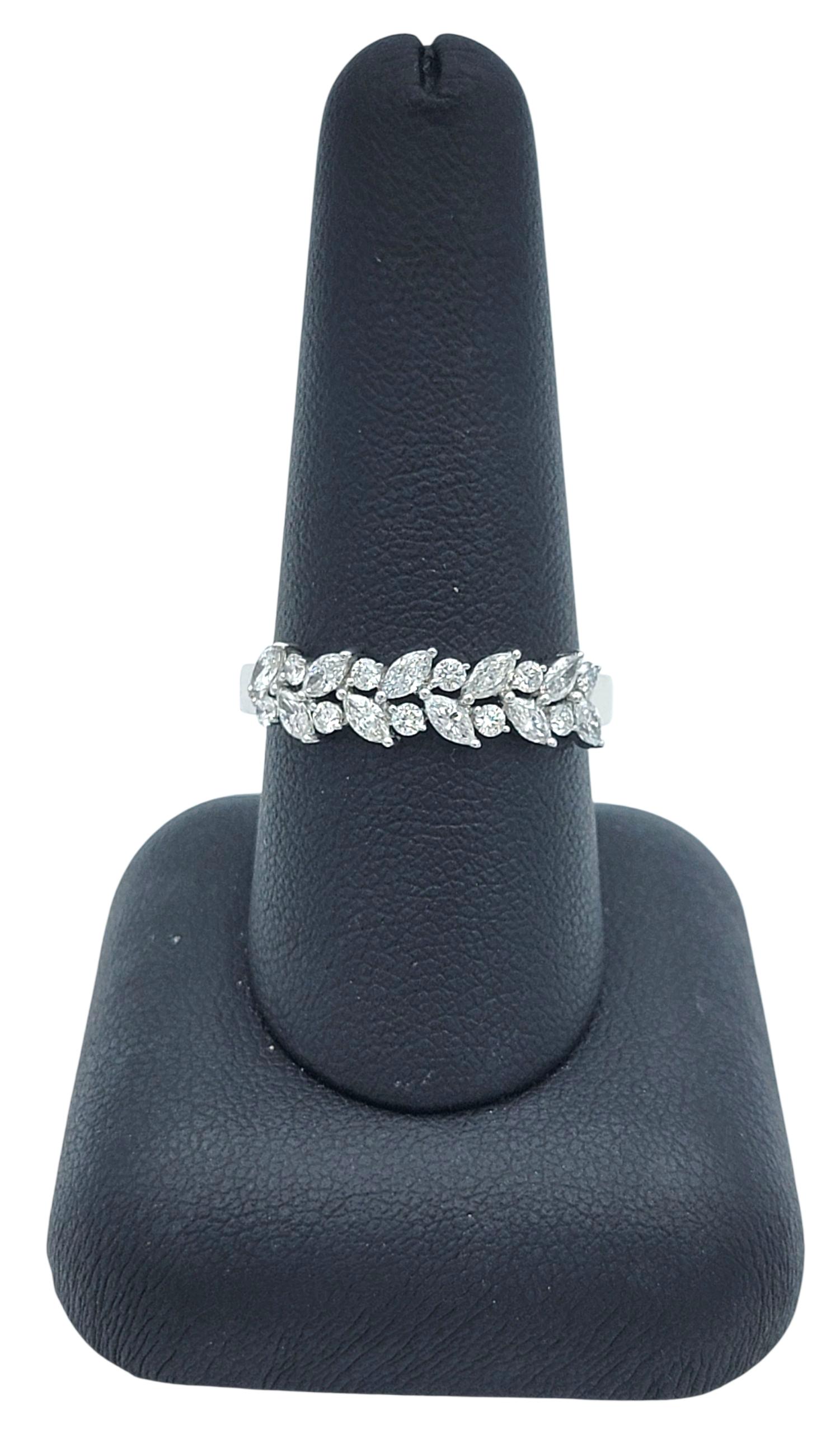 Anello a fascia con diamanti taglio marquise e rotondo in oro bianco lucido 18 carati in vendita 6
