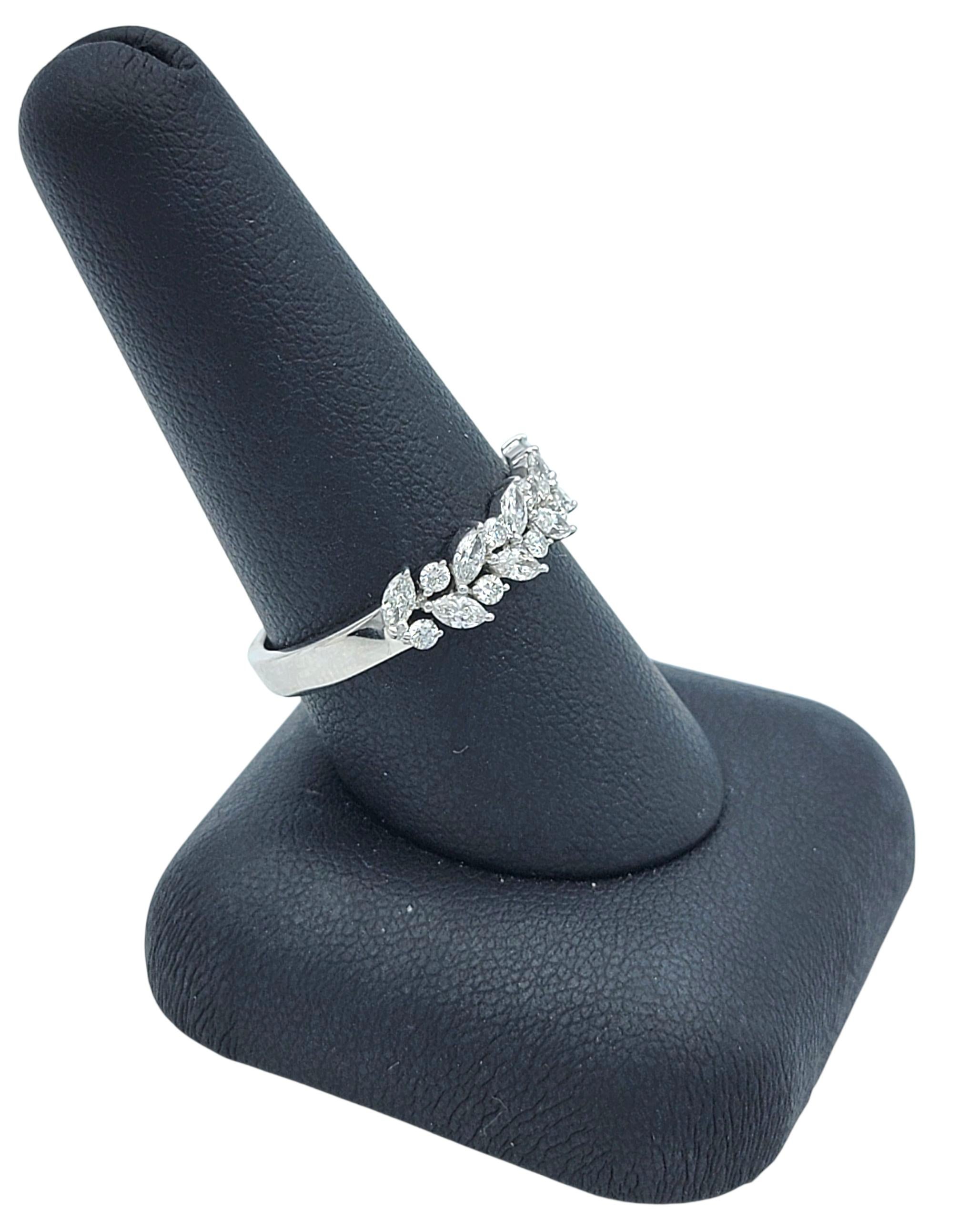 Anello a fascia con diamanti taglio marquise e rotondo in oro bianco lucido 18 carati in vendita 7