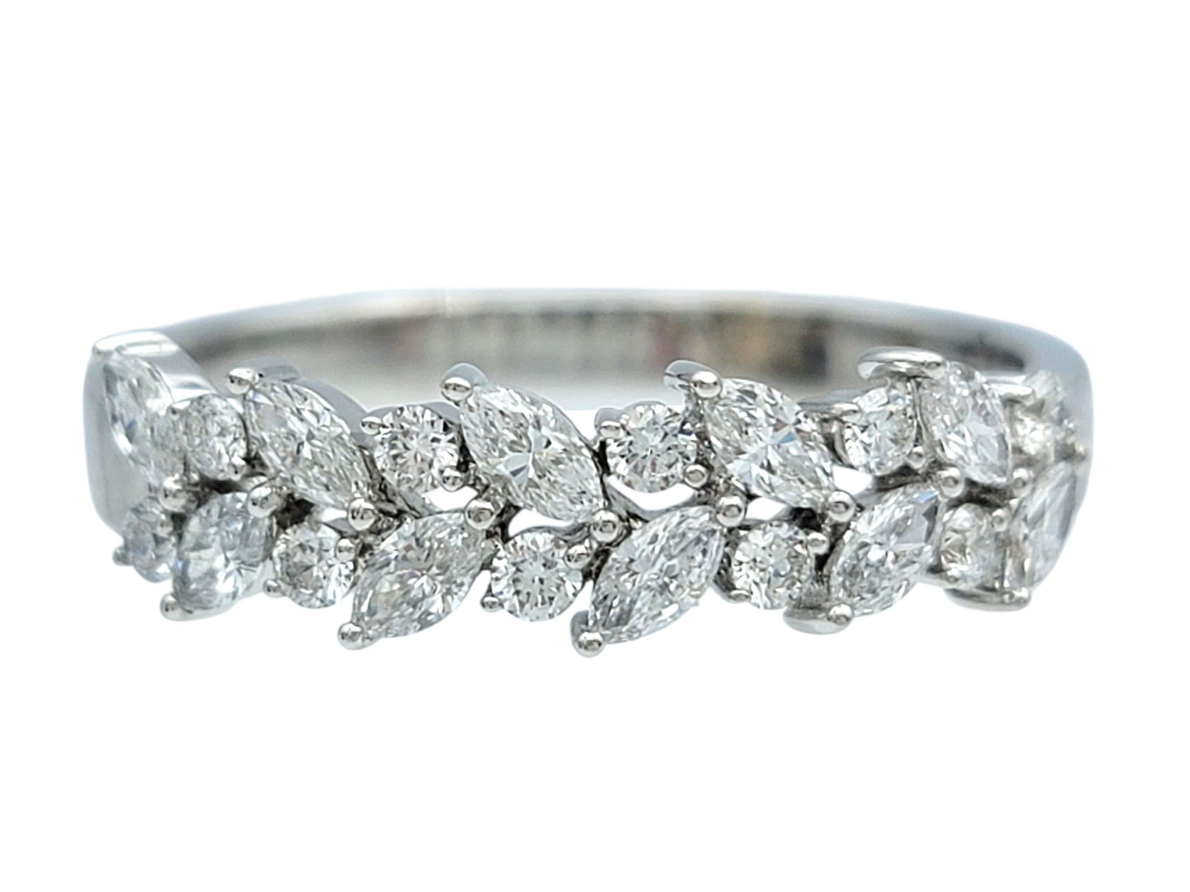 Misura dell'anello: 9,5

Questo anello con diamante splendidamente scolpito presenta un'originale alternanza di diamanti taglio marquise e taglio brillante rotondo, che danzano sulla fascia in un'elegante successione. Incastonato in un radioso oro