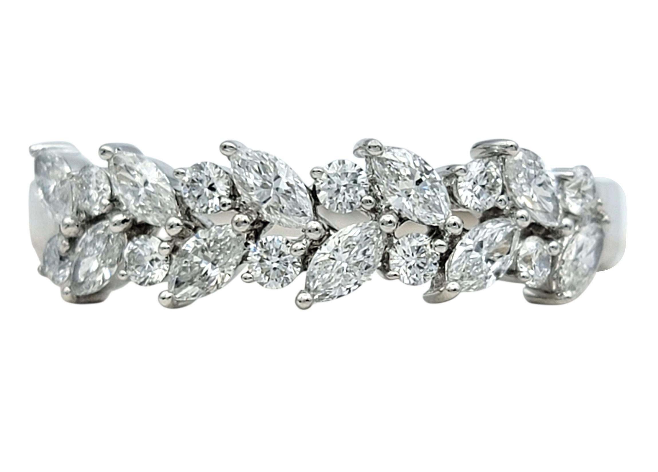 Taglio marquise Anello a fascia con diamanti taglio marquise e rotondo in oro bianco lucido 18 carati in vendita