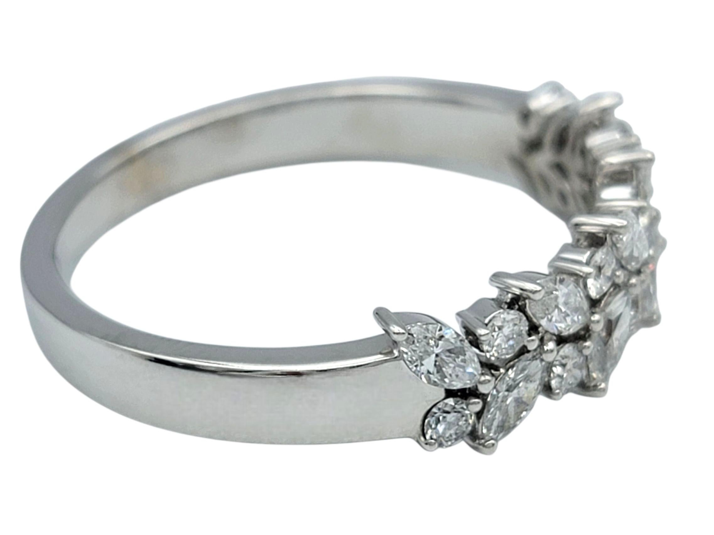 Anello a fascia con diamanti taglio marquise e rotondo in oro bianco lucido 18 carati In condizioni buone in vendita a Scottsdale, AZ