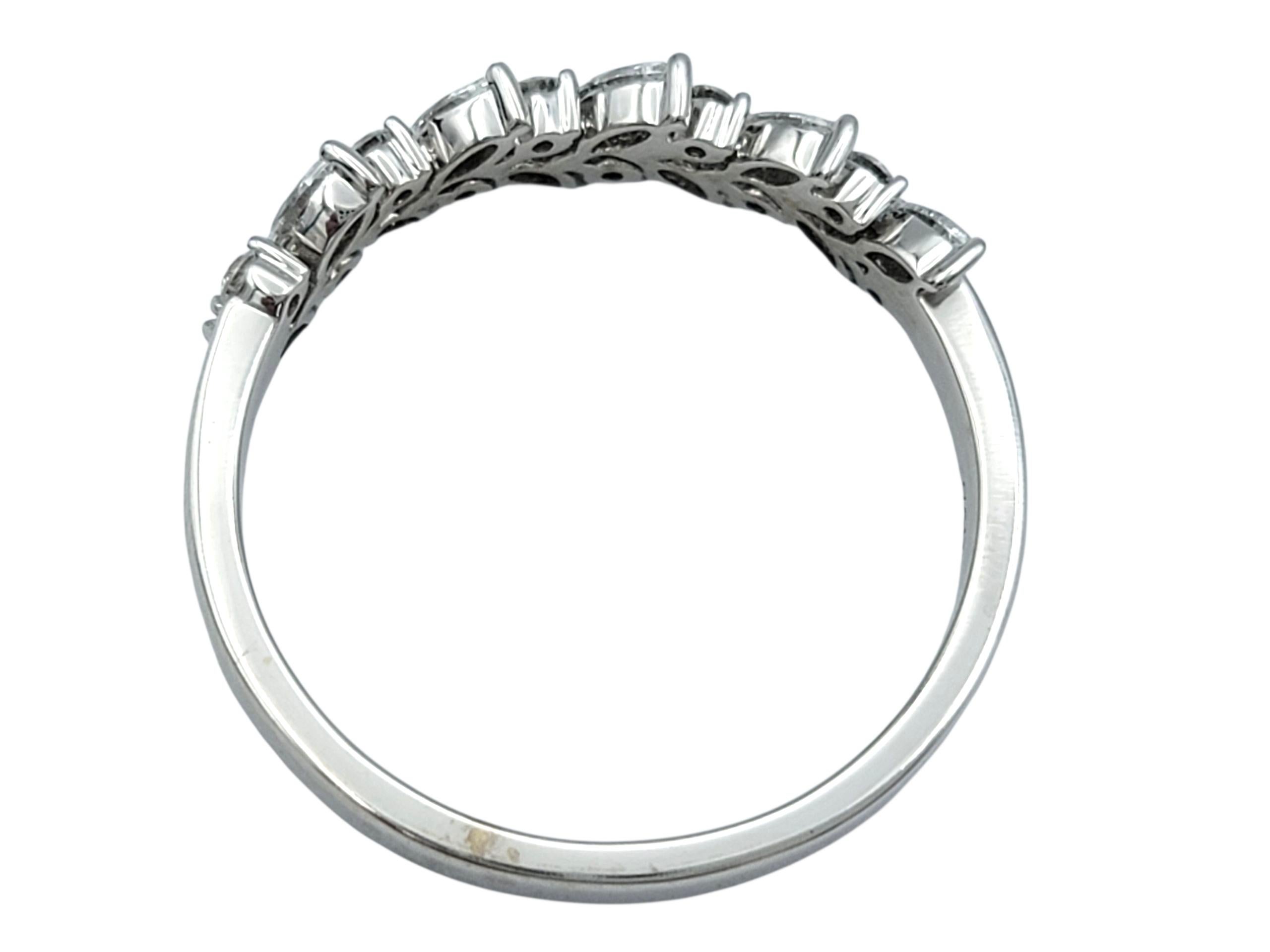 Anello a fascia con diamanti taglio marquise e rotondo in oro bianco lucido 18 carati in vendita 1