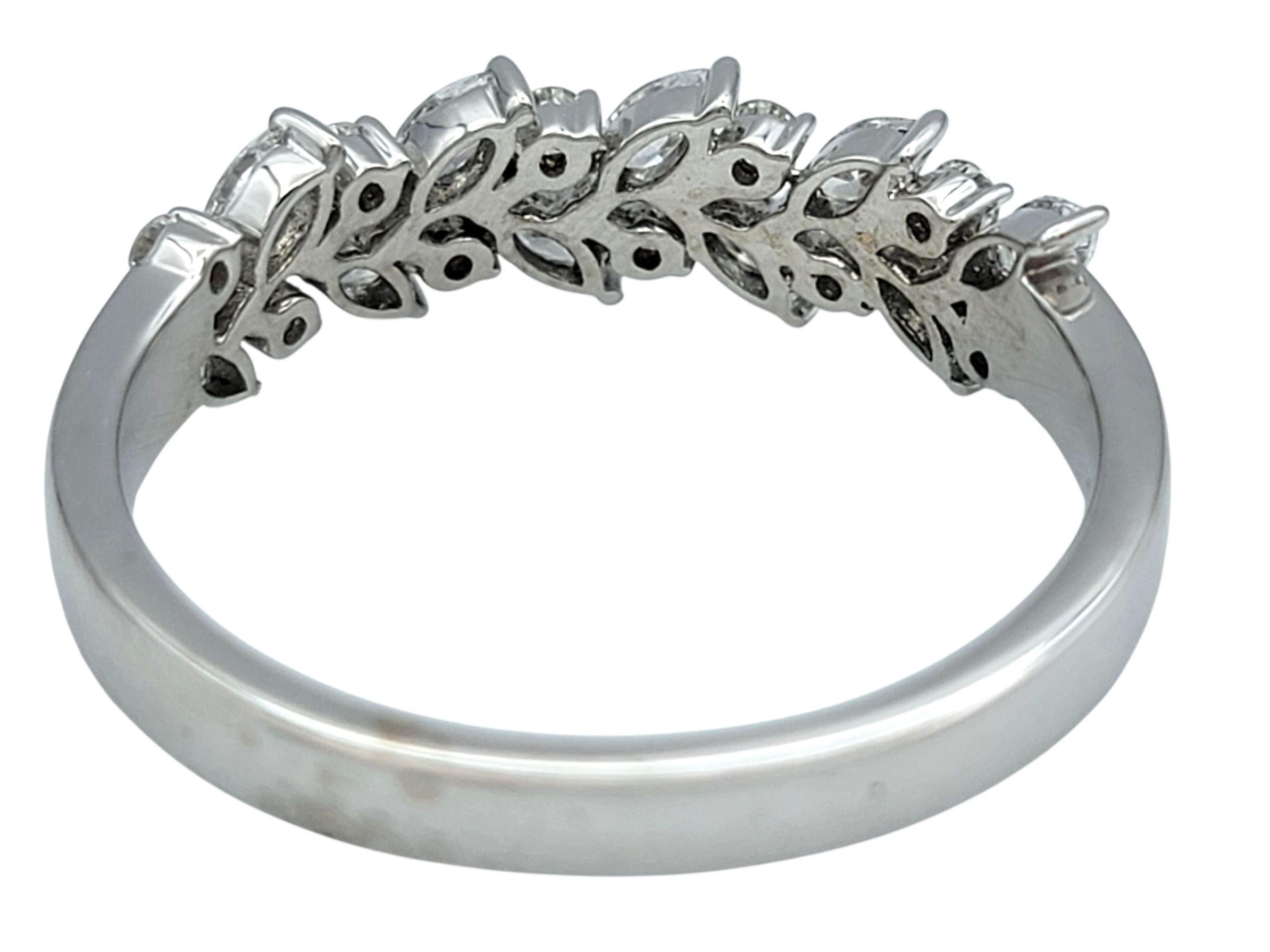 Anello a fascia con diamanti taglio marquise e rotondo in oro bianco lucido 18 carati in vendita 2