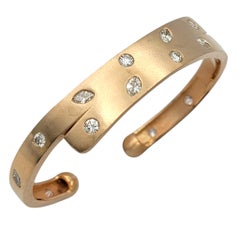 Bracelet manchette en or rose 14 carats à double rangée de diamants marquants et ronds