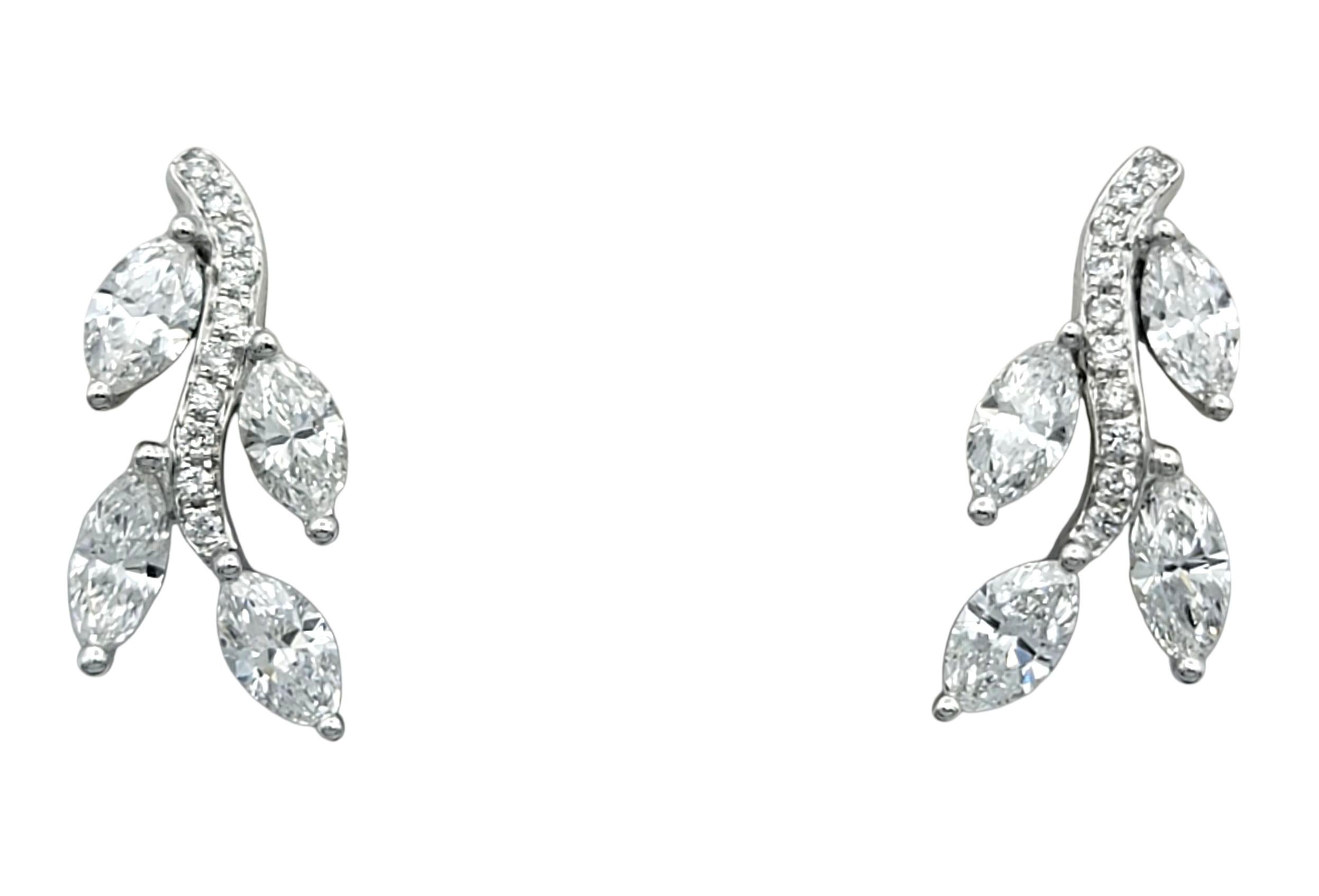 Estos exquisitos pendientes presentan un elegante diseño inspirado en las hojas, elaborado en oro blanco de 18 quilates. La silueta fluida está engastada con diamantes talla marquesa dispuestos como delicadas hojas, acentuados por brillantes