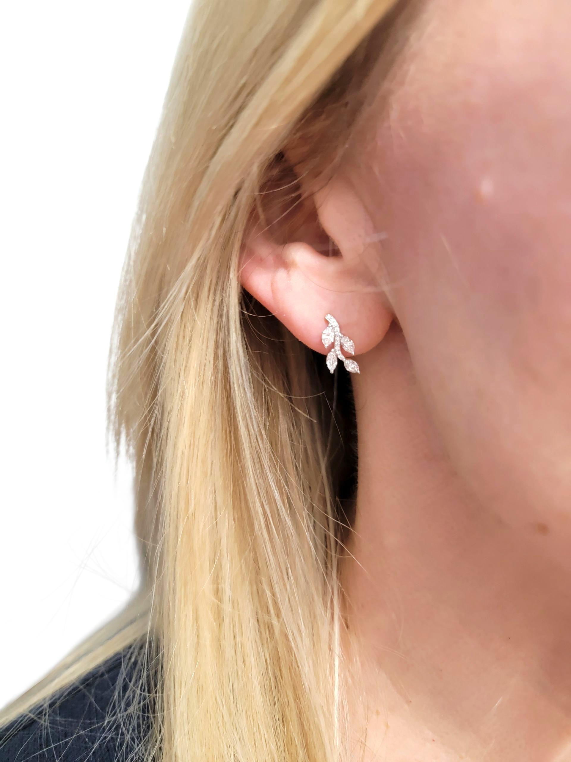 Pendientes de oro blanco de 18 quilates con motivo de hoja de diamantes talla marquesa y redonda en venta 2