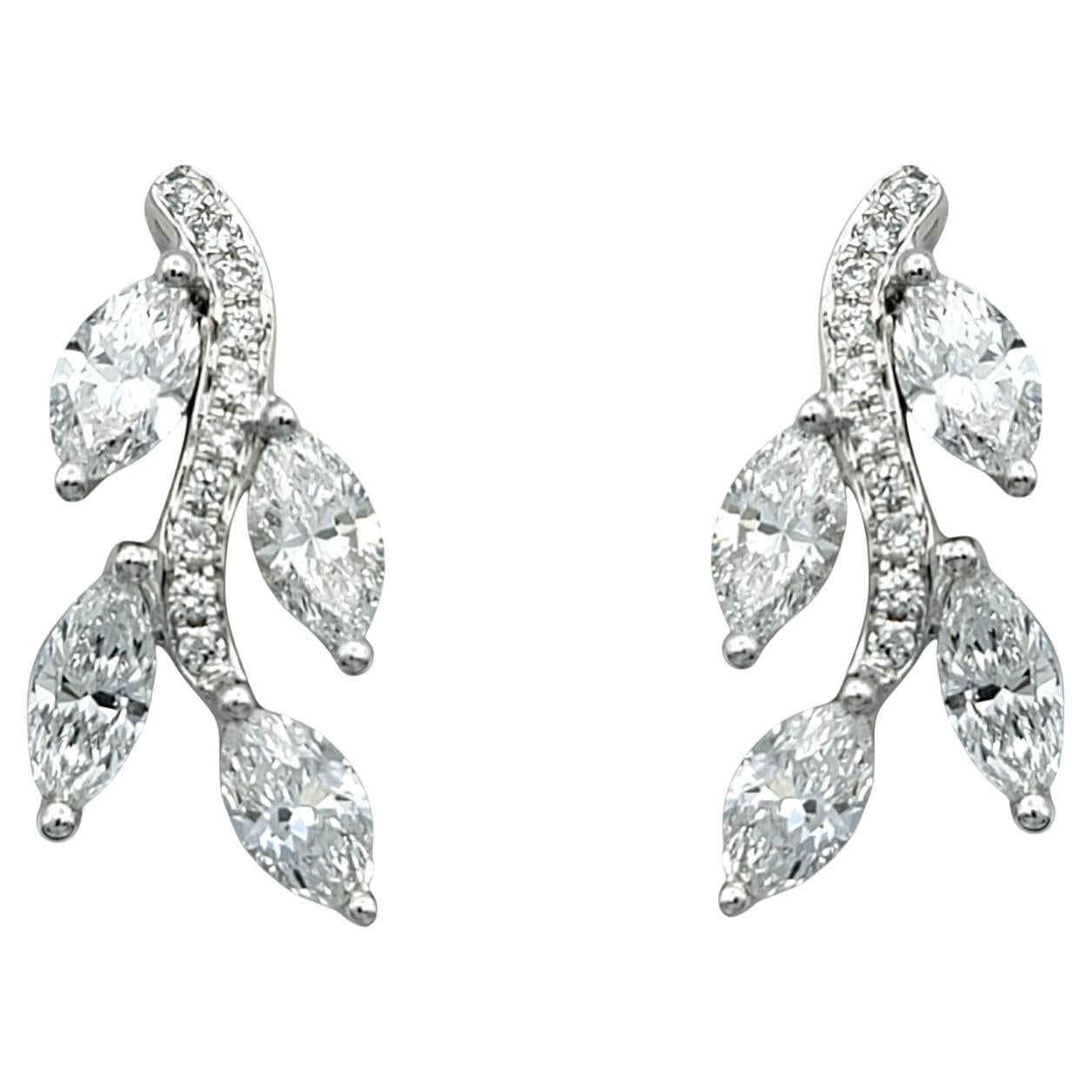 Pendientes de oro blanco de 18 quilates con motivo de hoja de diamantes talla marquesa y redonda en venta