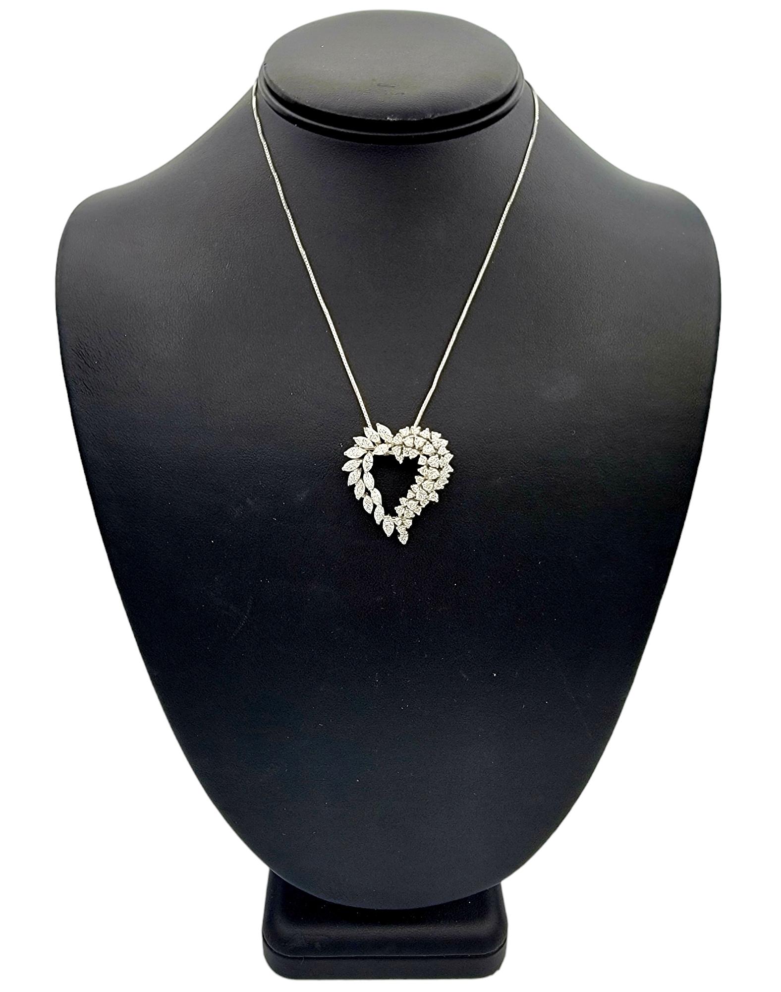 Broche / pendentif cœur ouvert en or blanc 14 carats avec diamants marquises et ronds Pour femmes en vente