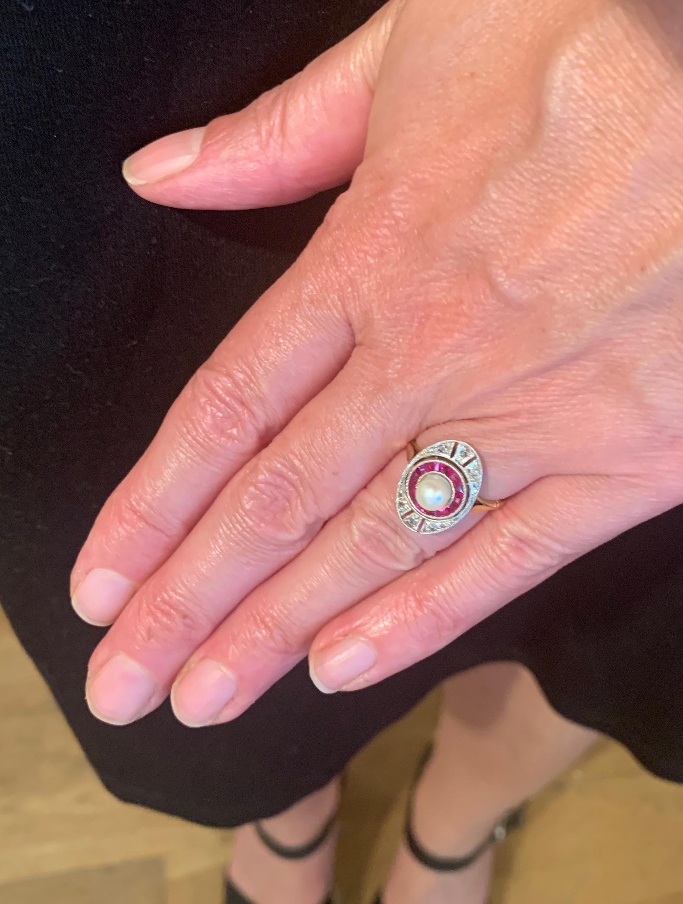 Marquise Art Deco Pearl Ruby Diamonds Platinum 18 Carat Yellow Gold Ring In Excellent Condition In Paris, FR