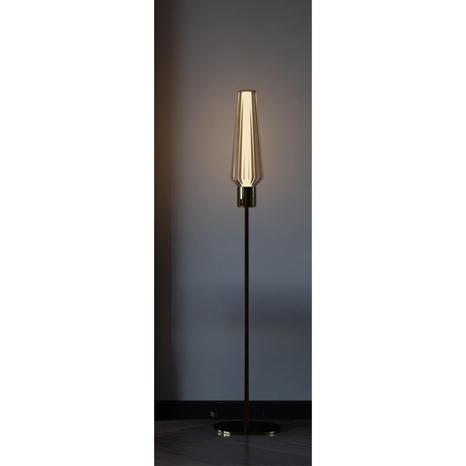 Lámpara de pie Babilonia Marquesa by MM Lampadari
Dimensiones: Ø 35,5 x H 190 cm.
Materiales: Metal y cristal de Murano.

Hay disponibles diferentes acabados. Todas nuestras lámparas pueden cablearse según cada país. Si se vende a EE.UU., se