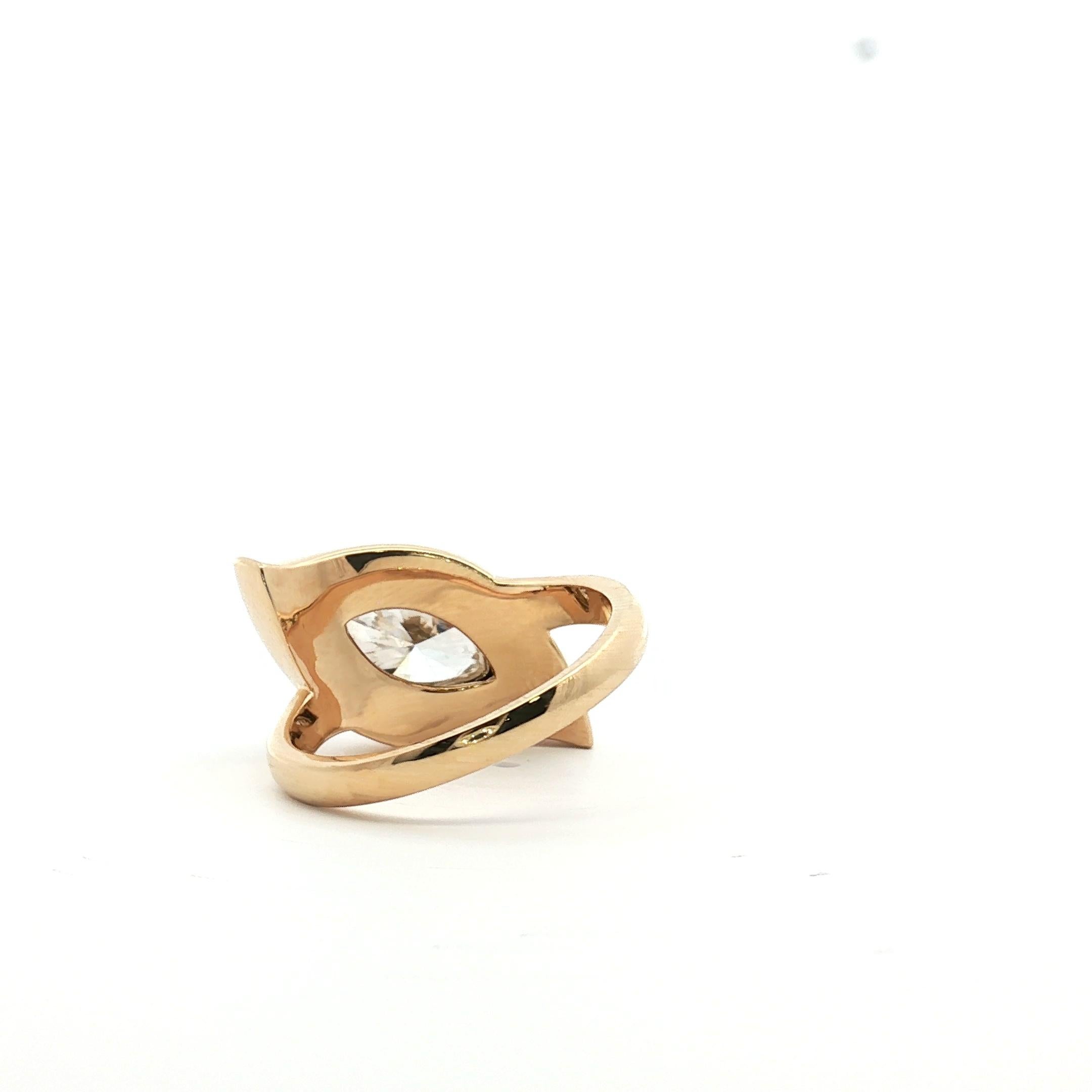 En vente :  Bague en or jaune 14K sertie d'un chaton en forme de marquise et de diamants 3