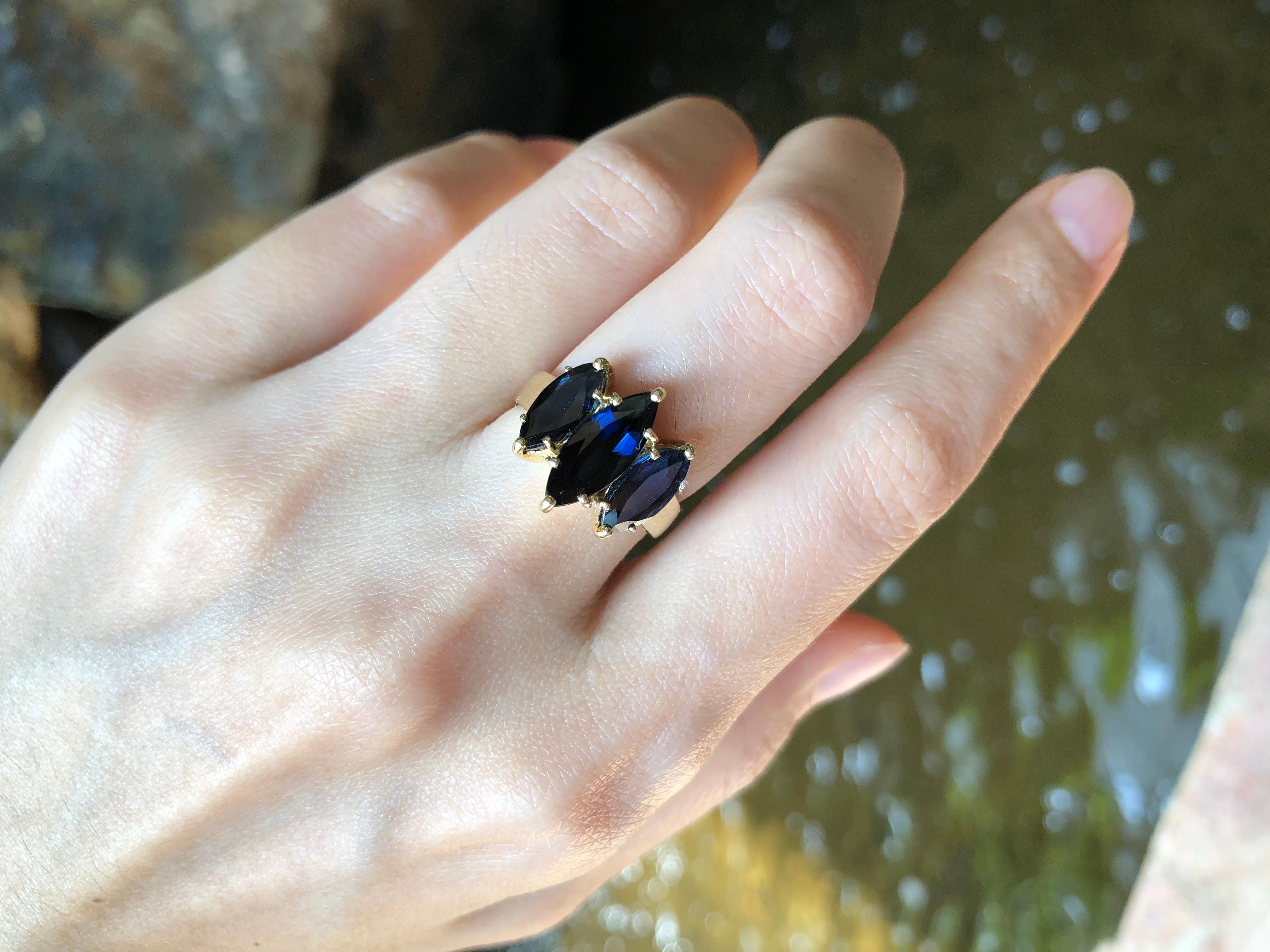 Contemporary Marquise Blue Sapphire Ring Set in 18 Karat Gold Settings For Sale