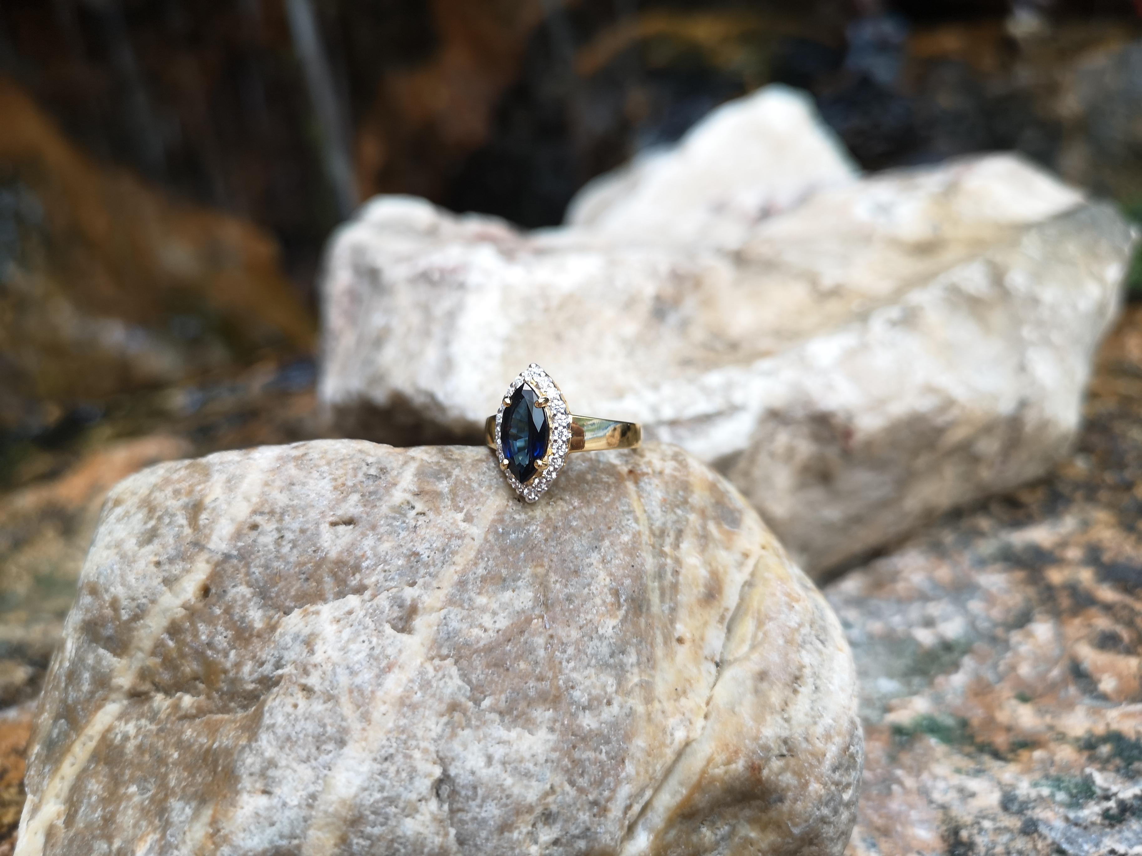 Taille Marquise Bague en or 18 carats sertie d'un saphir bleu marquise et de diamants en vente