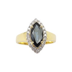 Anello con zaffiro blu marquise e diamante incastonati in oro 18 carati