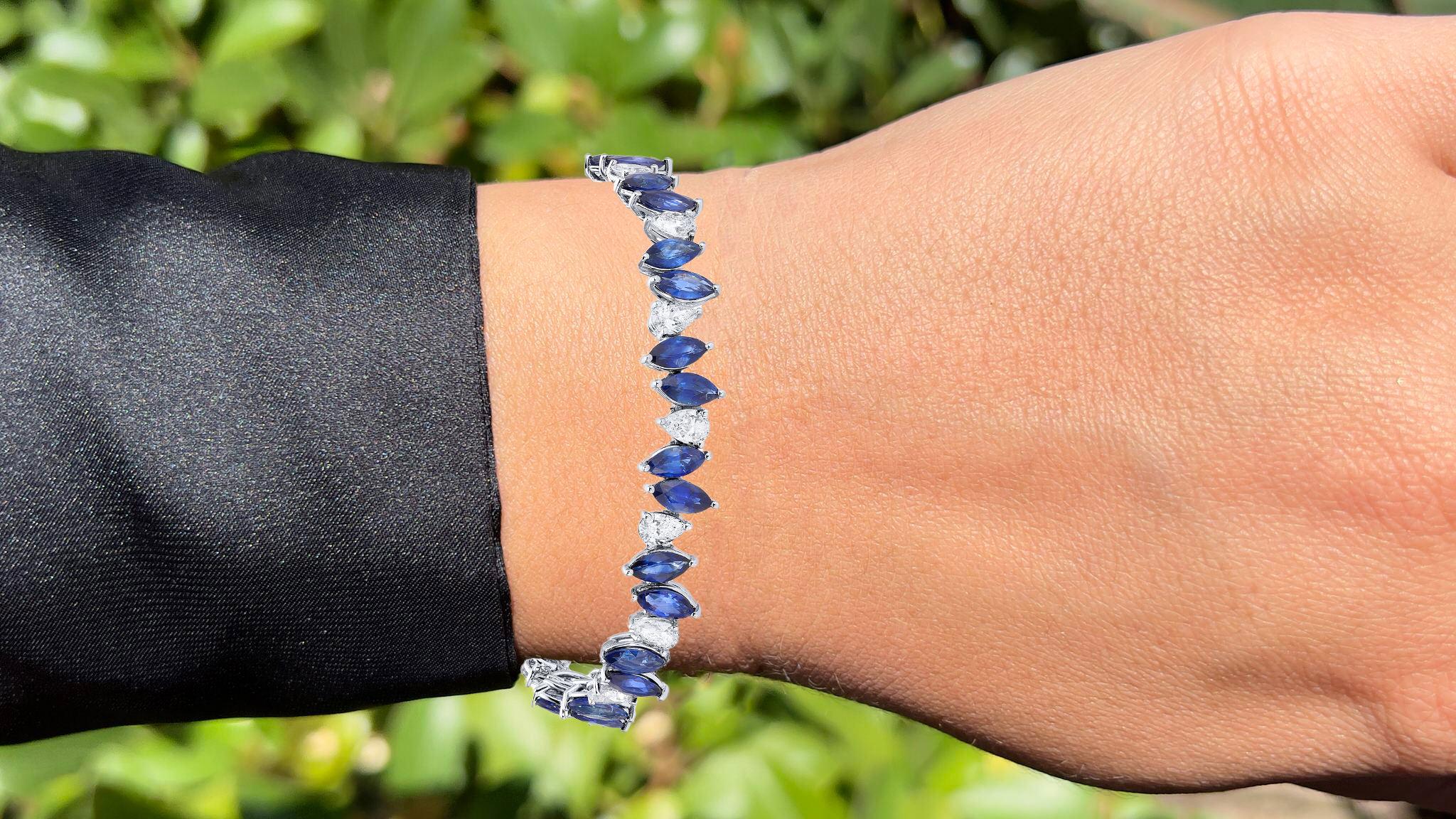 Viene con la Tasación Gemológica por GIA GG/AJP
Todas las piedras preciosas son naturales
30 Zafiros Azules = 13,23 Quilates
Talla: Marquesa
15 Diamantes = 4,33 Quilates
Corte Pera
Metal: Oro blanco de 18 quilates