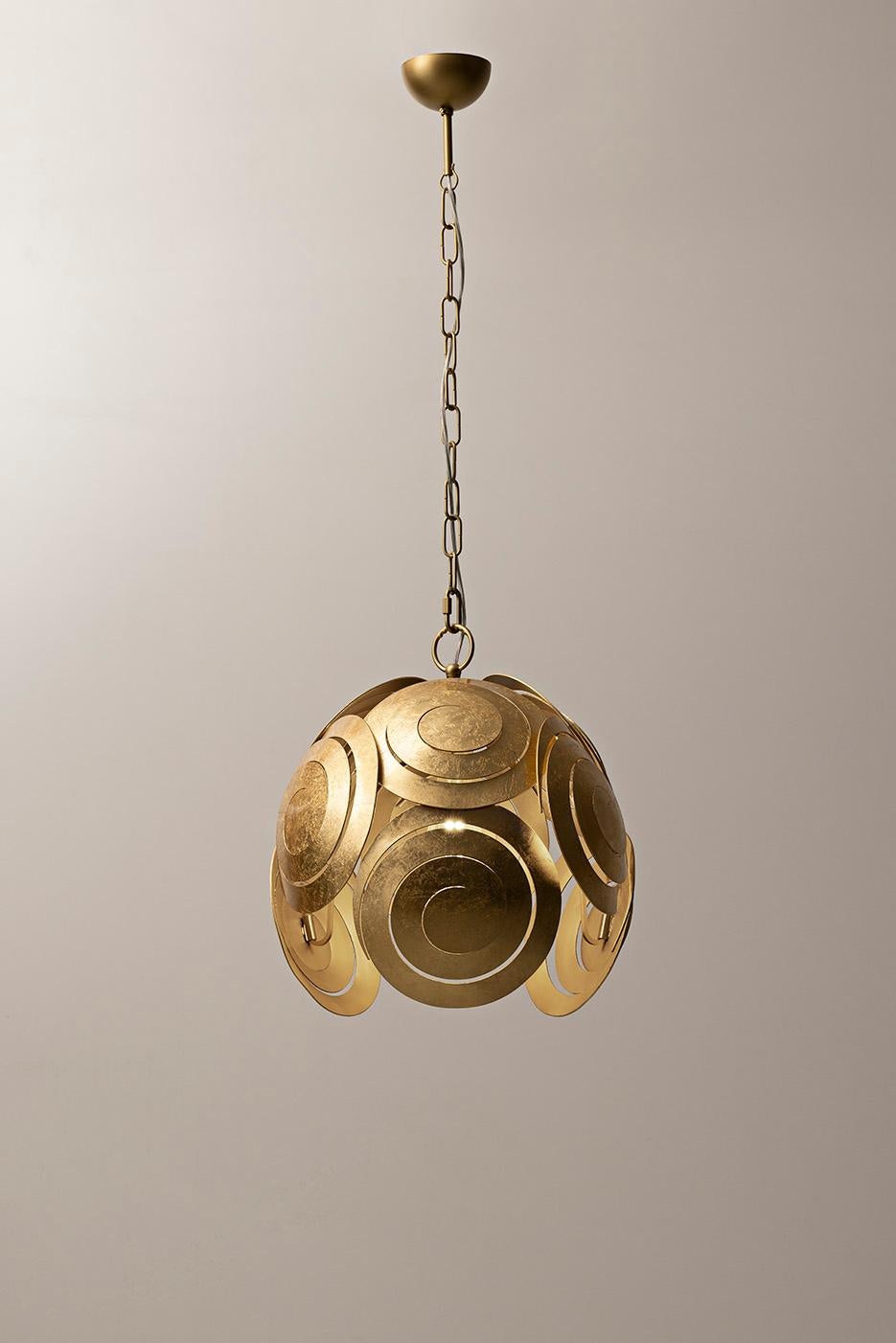 Lampada a sospensione Marquise Buccia di MM Lampadari
Dimensioni: Ø 38 x H. 43 cm.
Materiali: Metallo e foglia d'oro.

Sono disponibili diverse finiture. Tutte le nostre lampade possono essere cablate a seconda del Paese. Se viene venduto negli
