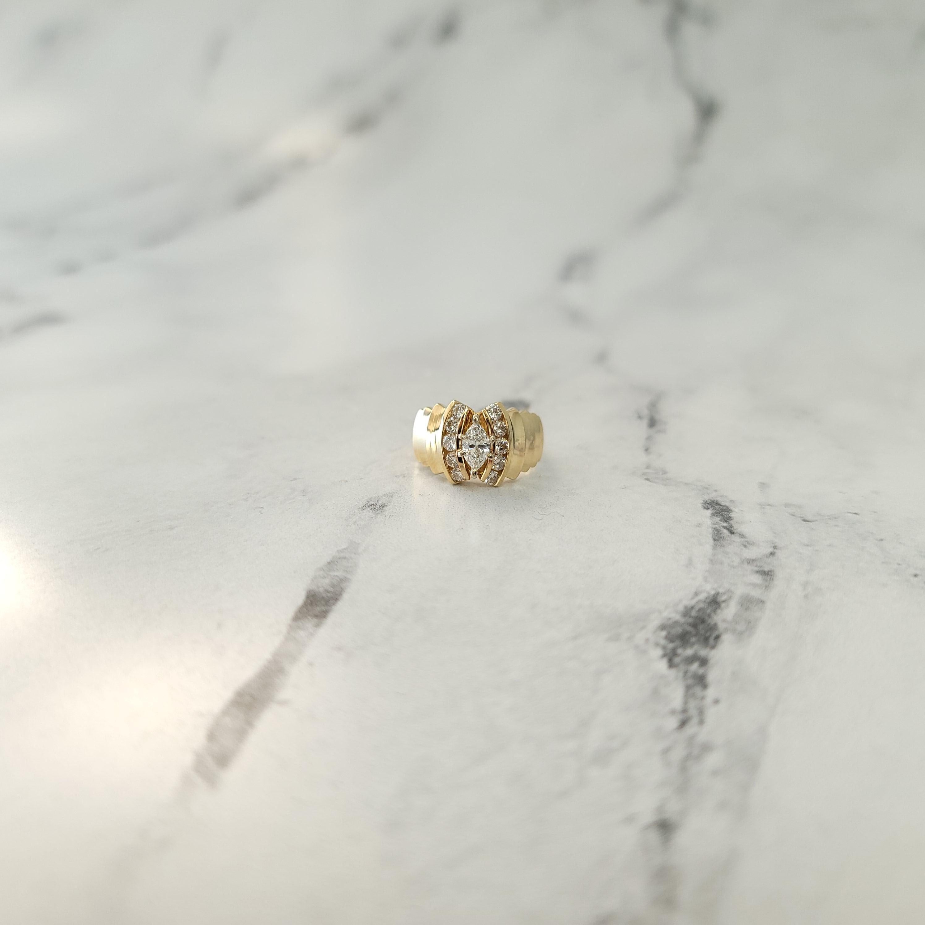 Taglio marquise Anello di fidanzamento con centro a forma di marquise e accenti di diamante in vendita