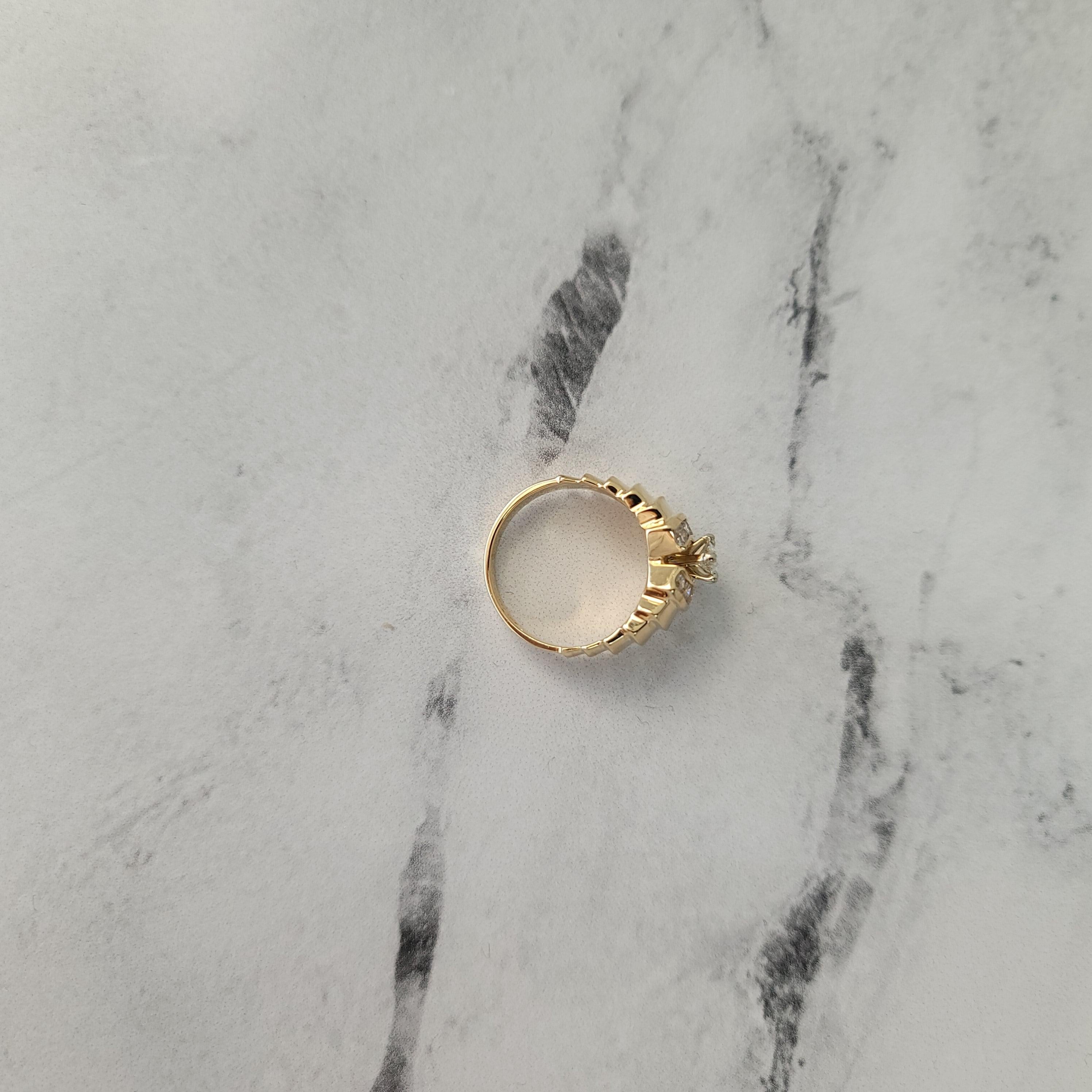 Anello di fidanzamento con centro a forma di marquise e accenti di diamante In condizioni Nuovo in vendita a Sugar Land, TX
