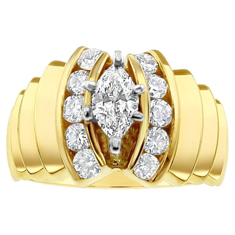 Anello di fidanzamento con centro a forma di marquise e accenti di diamante