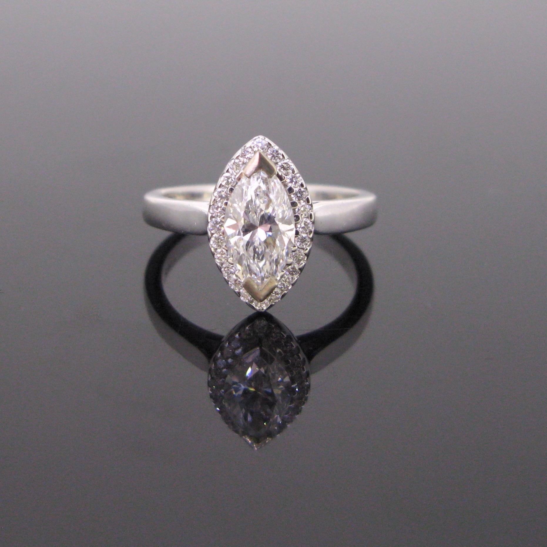This Solitaire ring is set with a marquise cut diamond weighing 1.01 ct with color E and a VVS1 clarity. It comes with a laboratory certificate nº5774-178 from GCS (London, UK). The diamond is surrounded with 24 brilliant cut diamonds for an