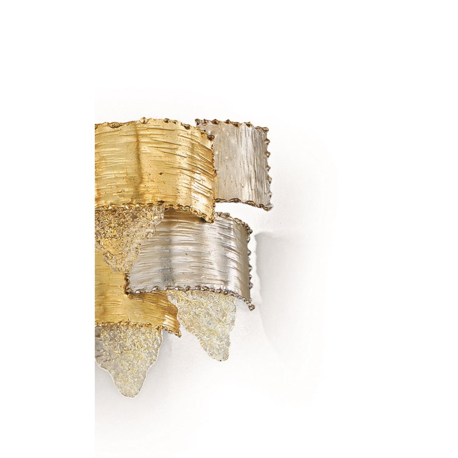 Lámpara de pared Marquise City de MM Lampadari
Dimensiones: P 14 x An 37 x Al 33 cm.
Materiales: Metal, cristal y vidrio de Murano.

Hay disponibles diferentes acabados. Todas nuestras lámparas pueden cablearse según cada país. Si se vende a EE.UU.,