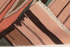 „Marquise“ – zeitgenössischer, abstrakter, mandelförmiger, flachgewebter Teppich in Altrosa