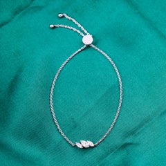 Pulsera de oro blanco de 18 quilates con diamante de 0,44 quilates de talla marquesa y cierre tipo bolo ajustable