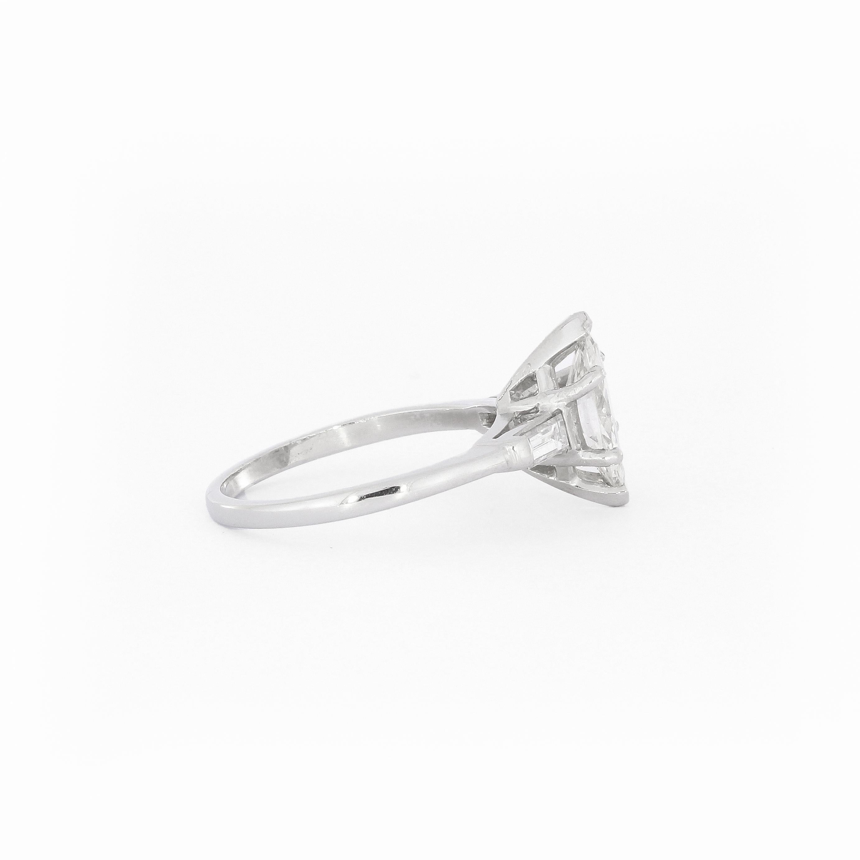 Marquise Cut 1.01 Carat Diamond Solitaire Ring in Platinum For Sale 2