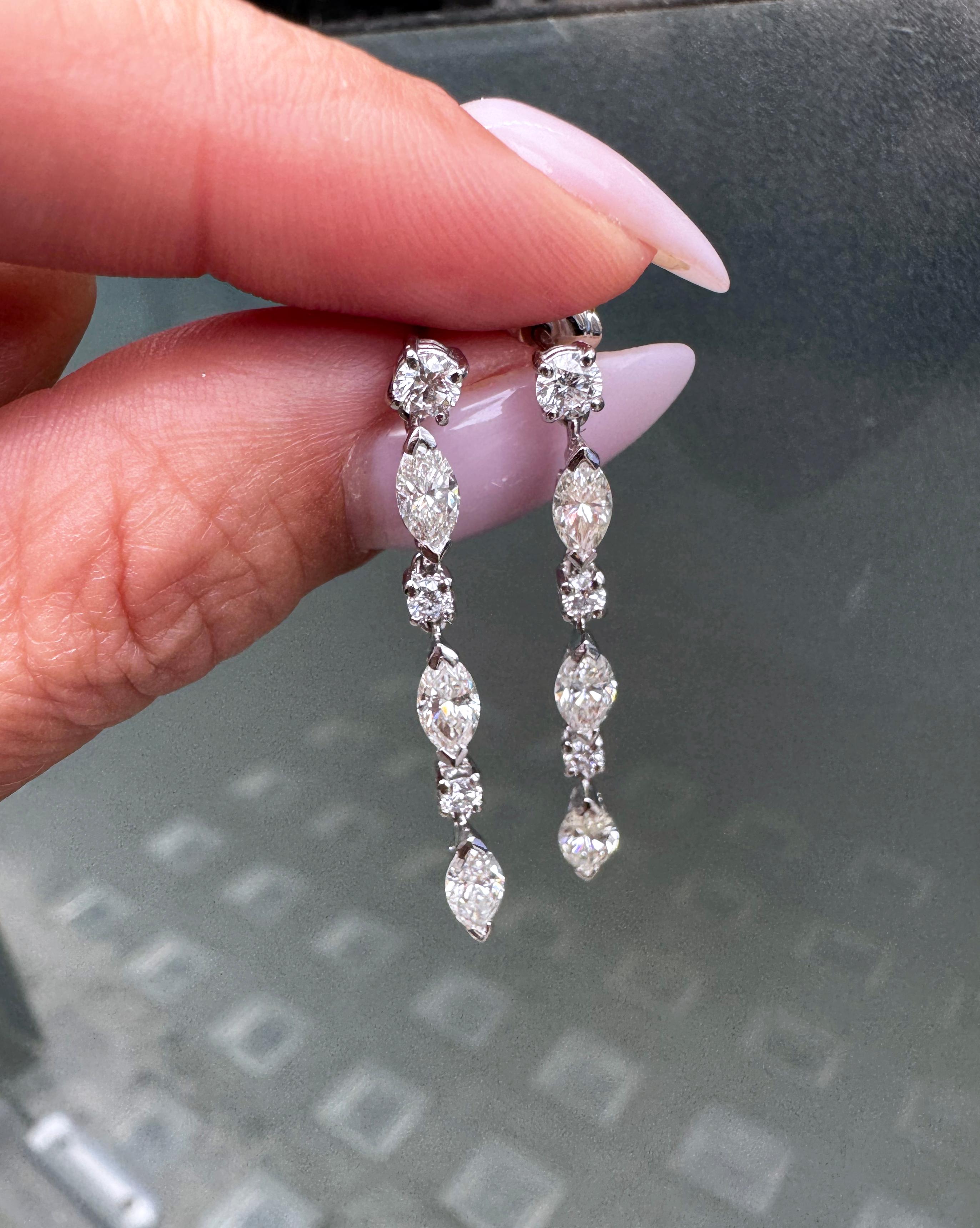 Moderne Boucles d'oreilles pendantes en or blanc 18 carats avec diamants taillés en marquise et en brillant en vente