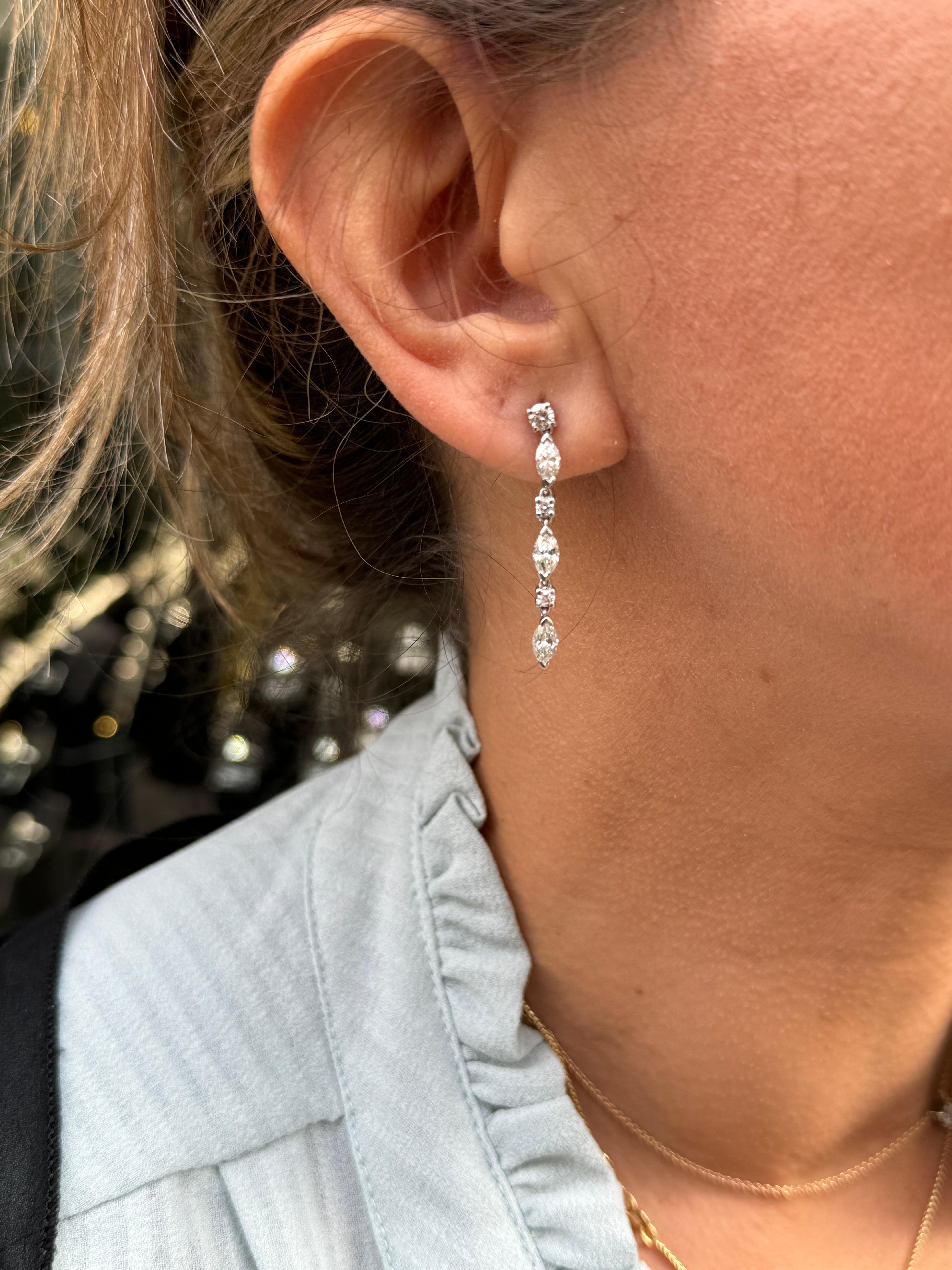 Boucles d'oreilles pendantes en or blanc 18 carats avec diamants taillés en marquise et en brillant Pour femmes en vente